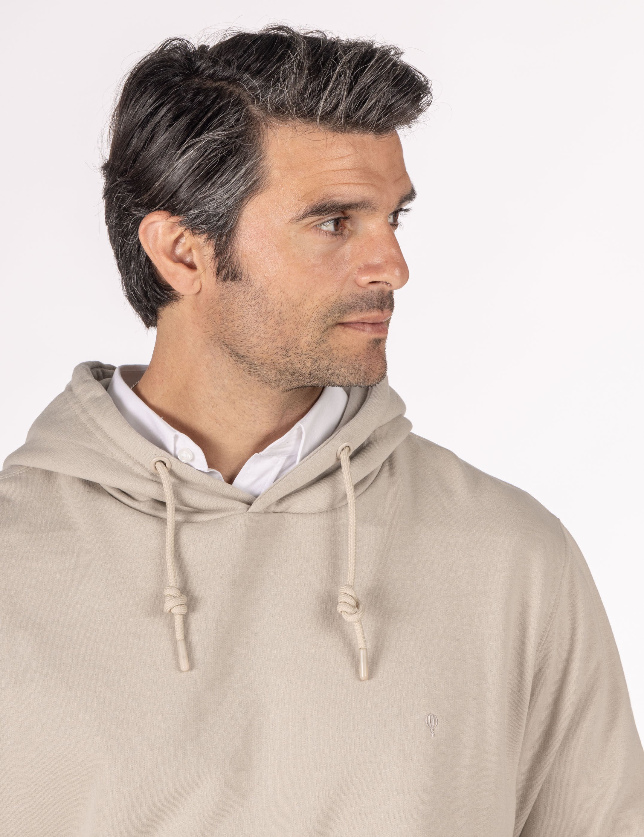 SUDADERA CANGURO CON CAPUCHA BEIGE