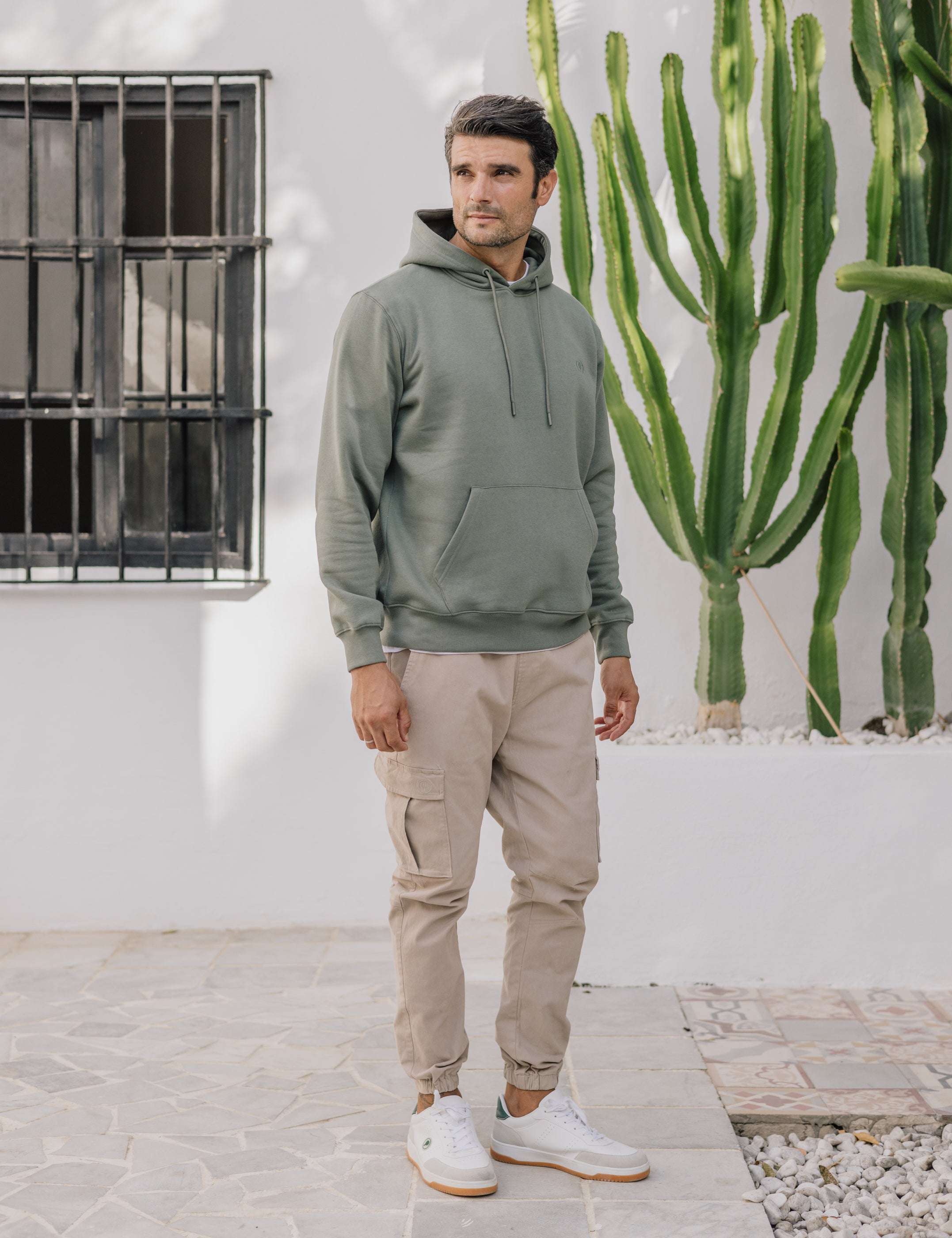 SUDADERA CANGURO CON CAPUCHA VERDE