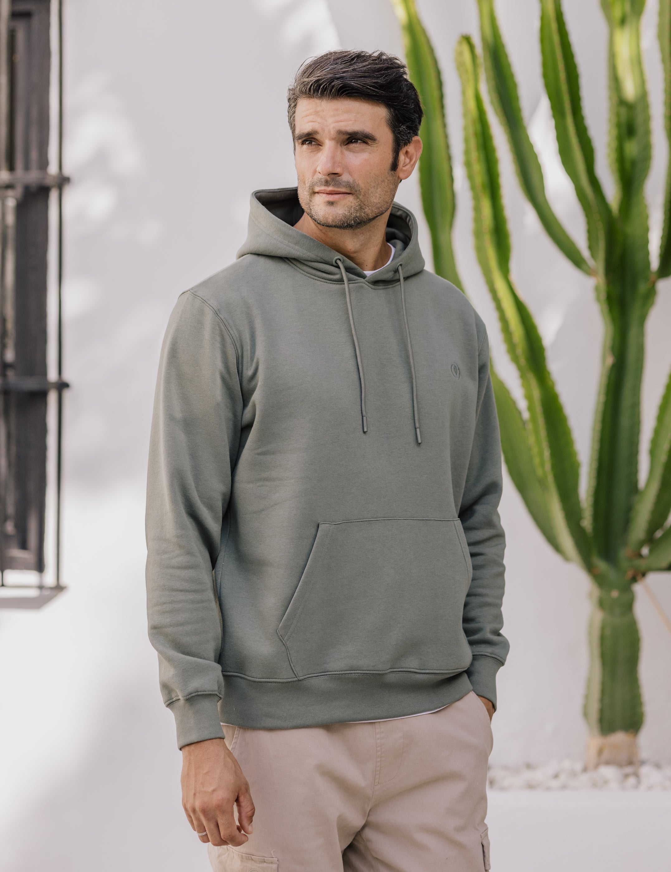 SUDADERA CANGURO CON CAPUCHA VERDE