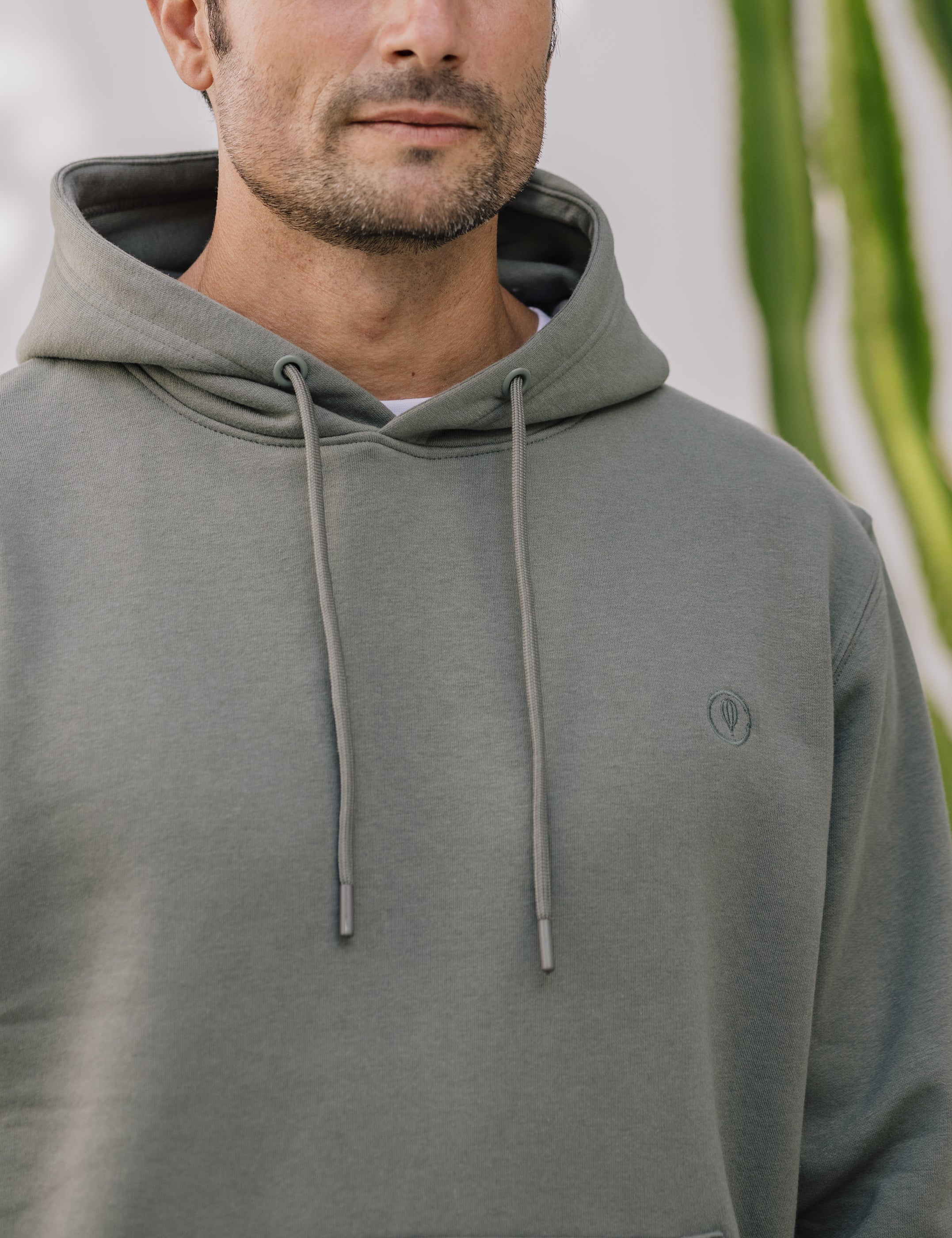 SUDADERA CANGURO CON CAPUCHA VERDE
