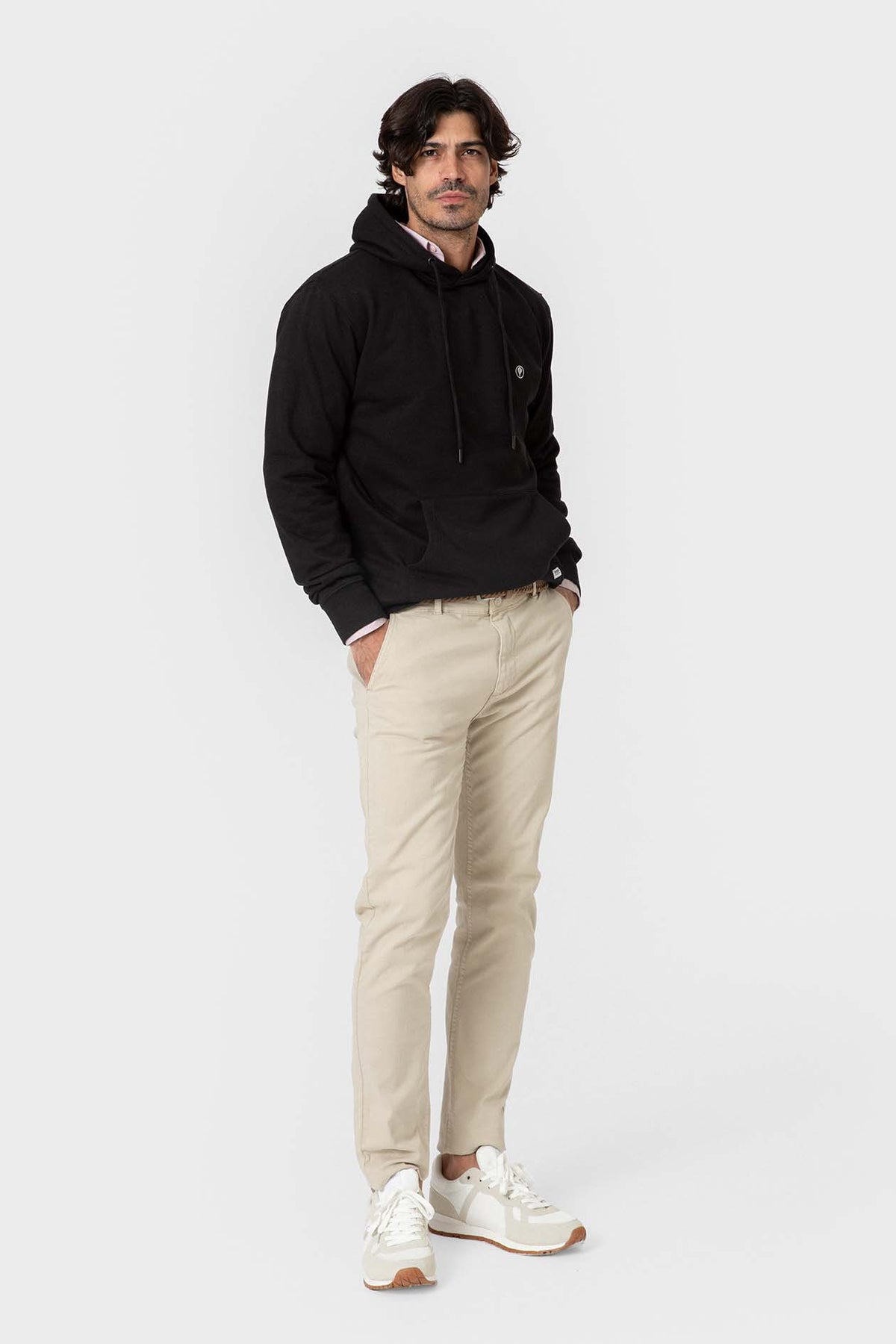 SUDADERA CANGURO CON CAPUCHA NEGRA