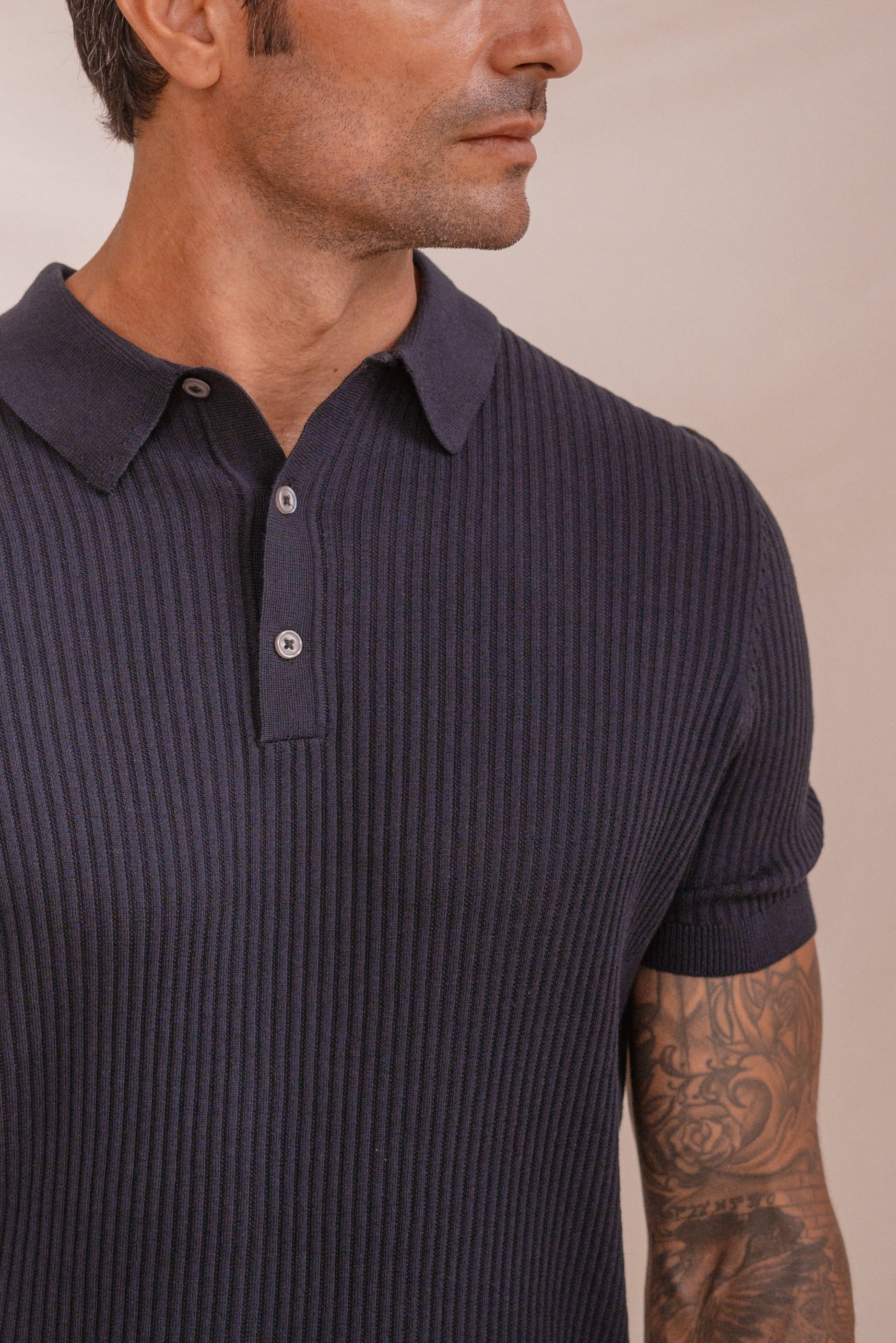POLO TRICOT ESTRUCTURA RAYA MARINO
