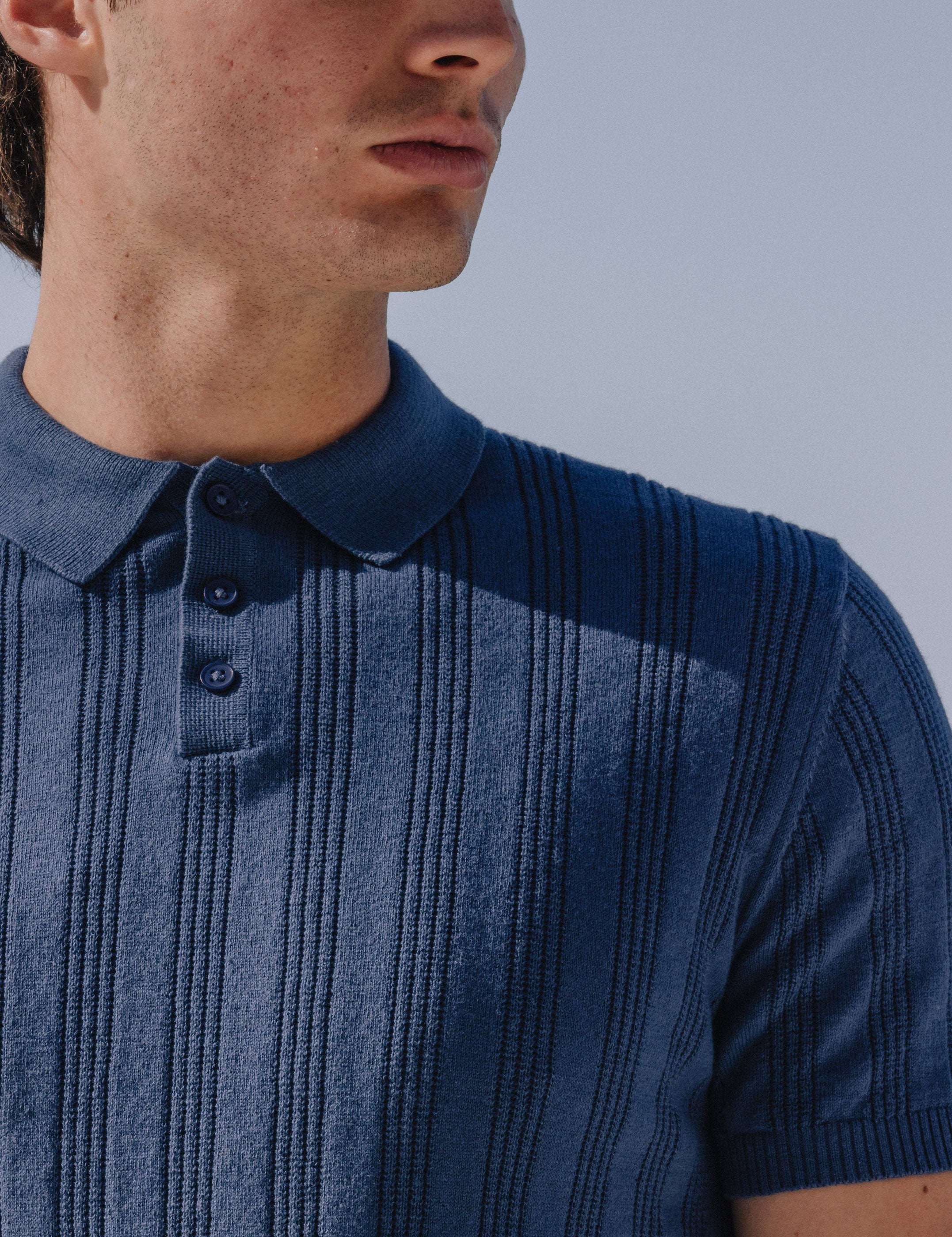 POLO TRICOT ESTRUCTURA AZUL