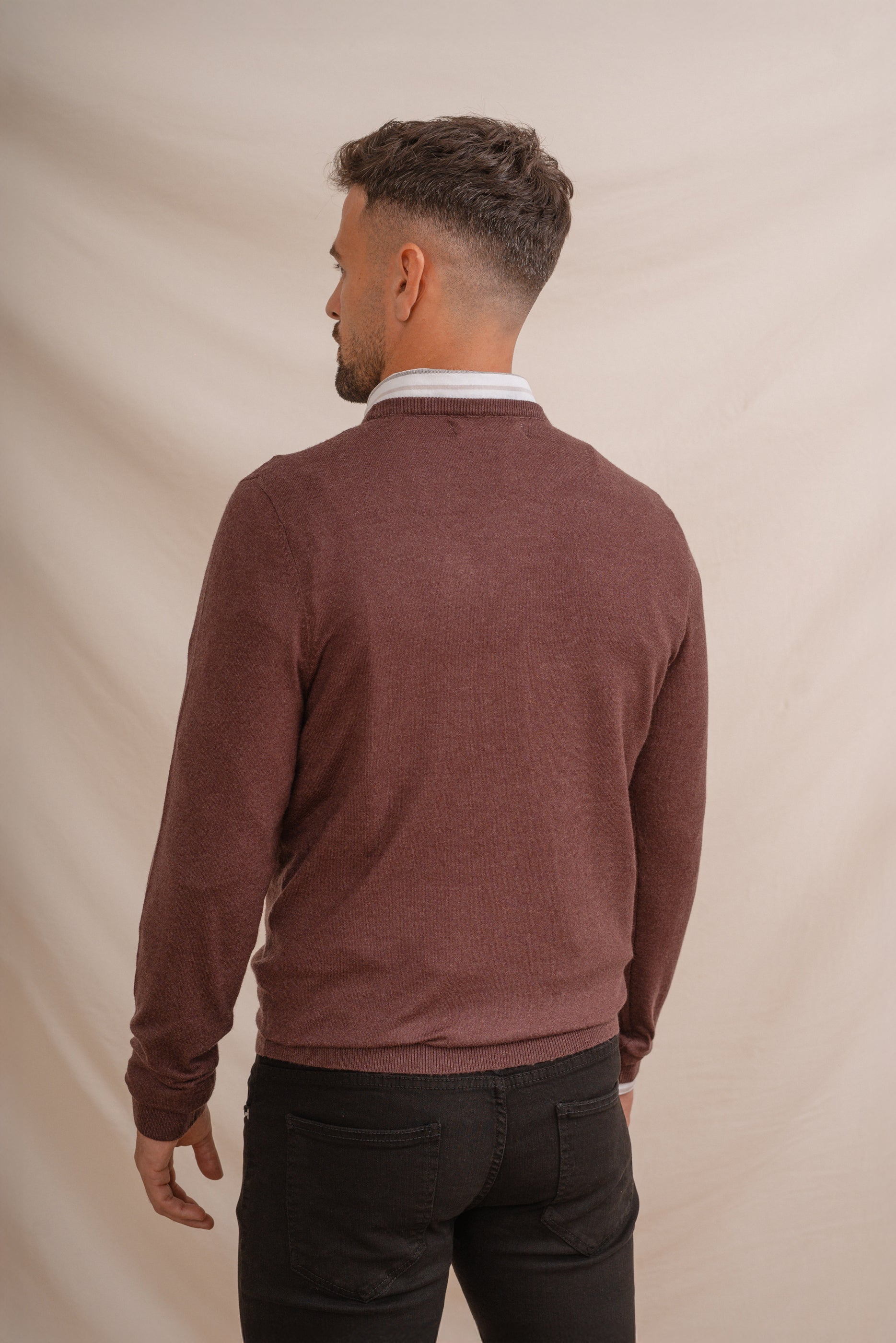 JERSEY BÁSICO CUELLO CAJA ROJO