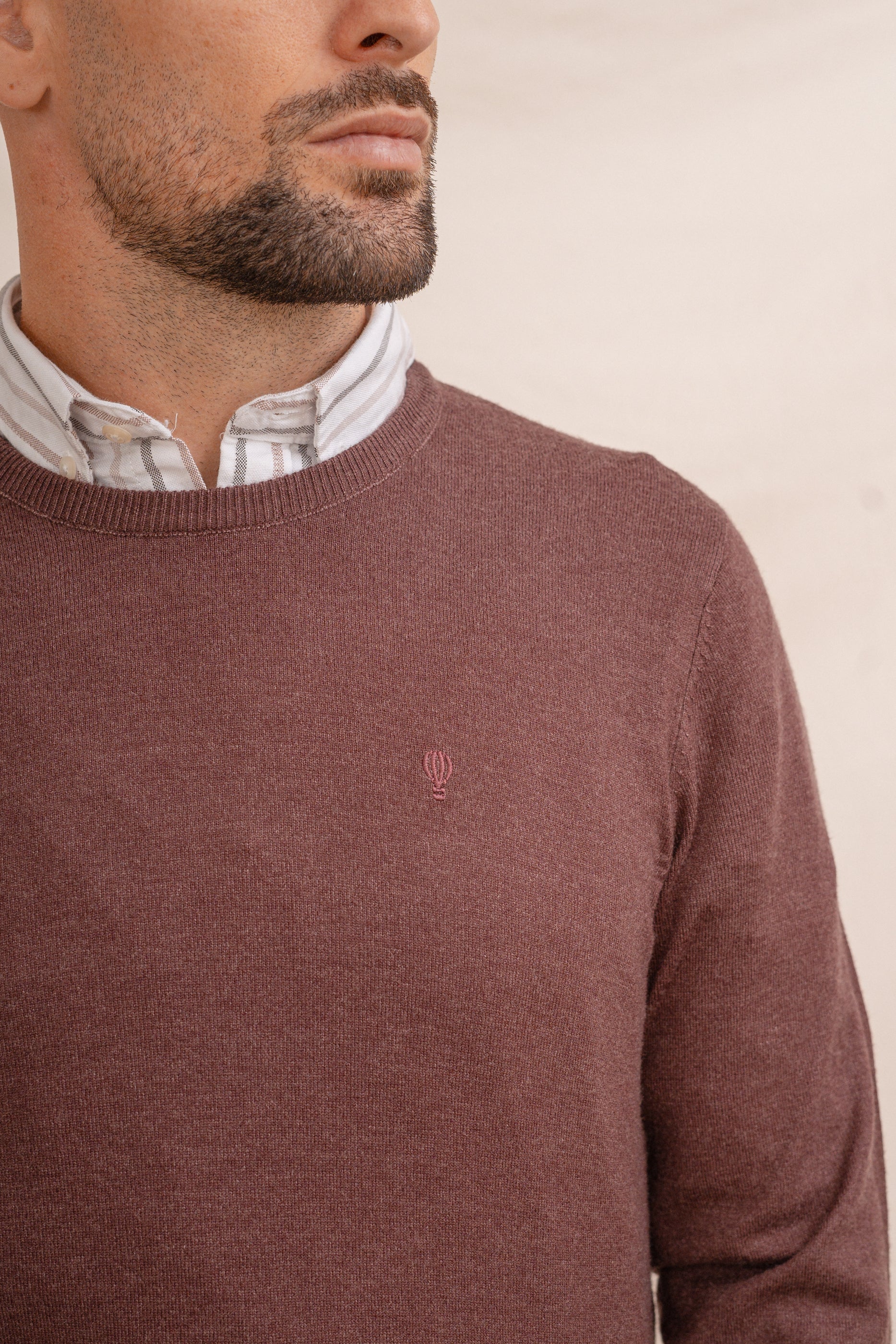 JERSEY BÁSICO CUELLO CAJA ROJO