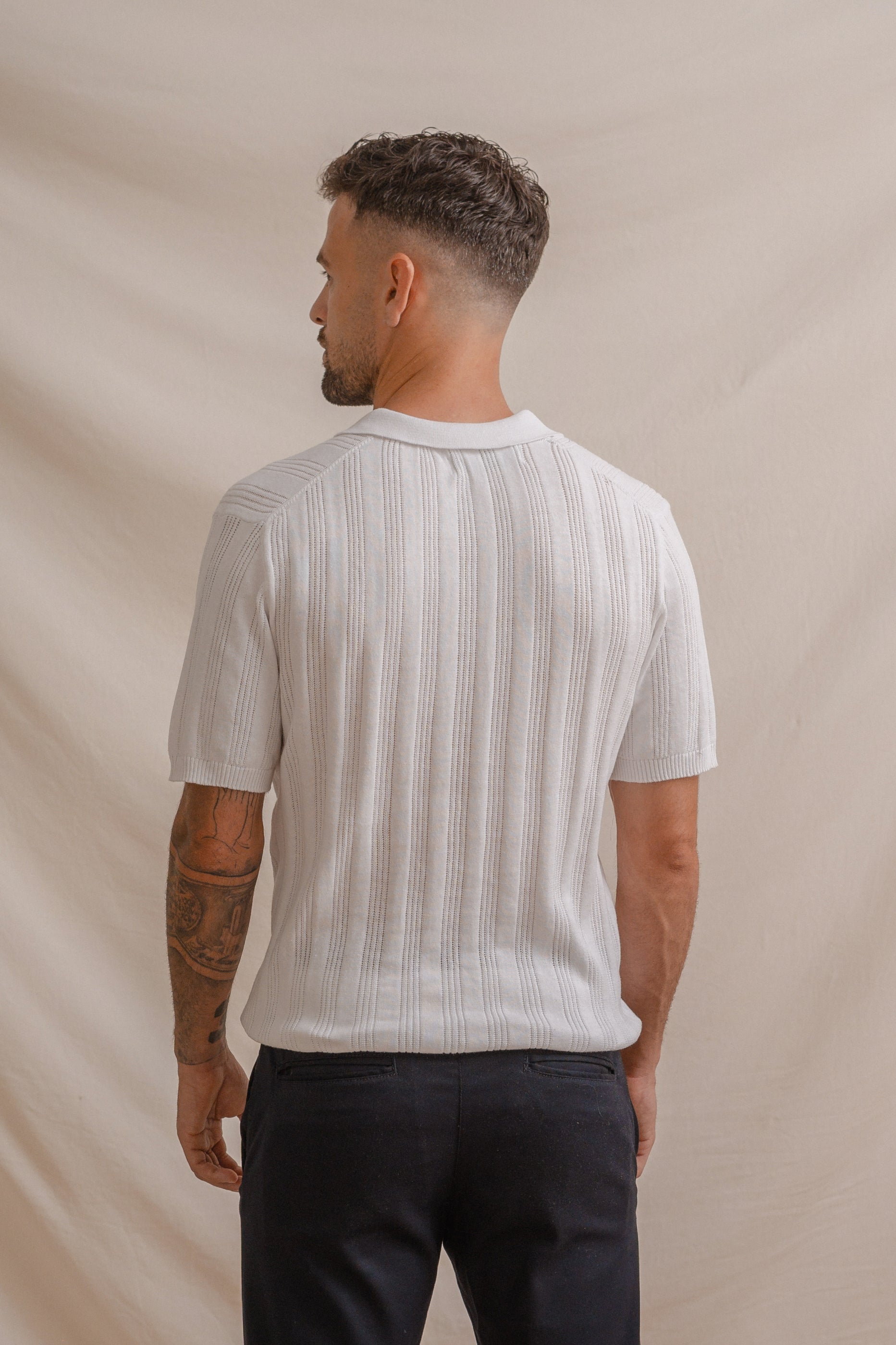 POLO TRICOT ESTRUCTURA RAYA CALADA BLANCO