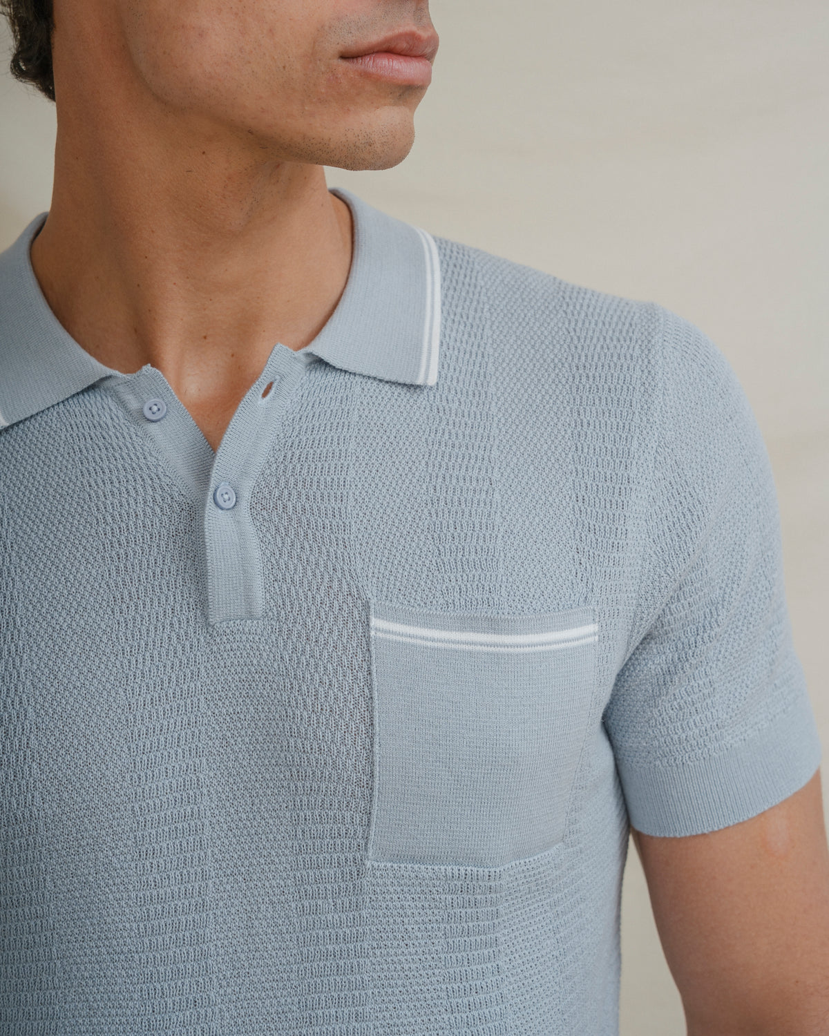 PÓLO EM TRICOT AZUL-CELESTE