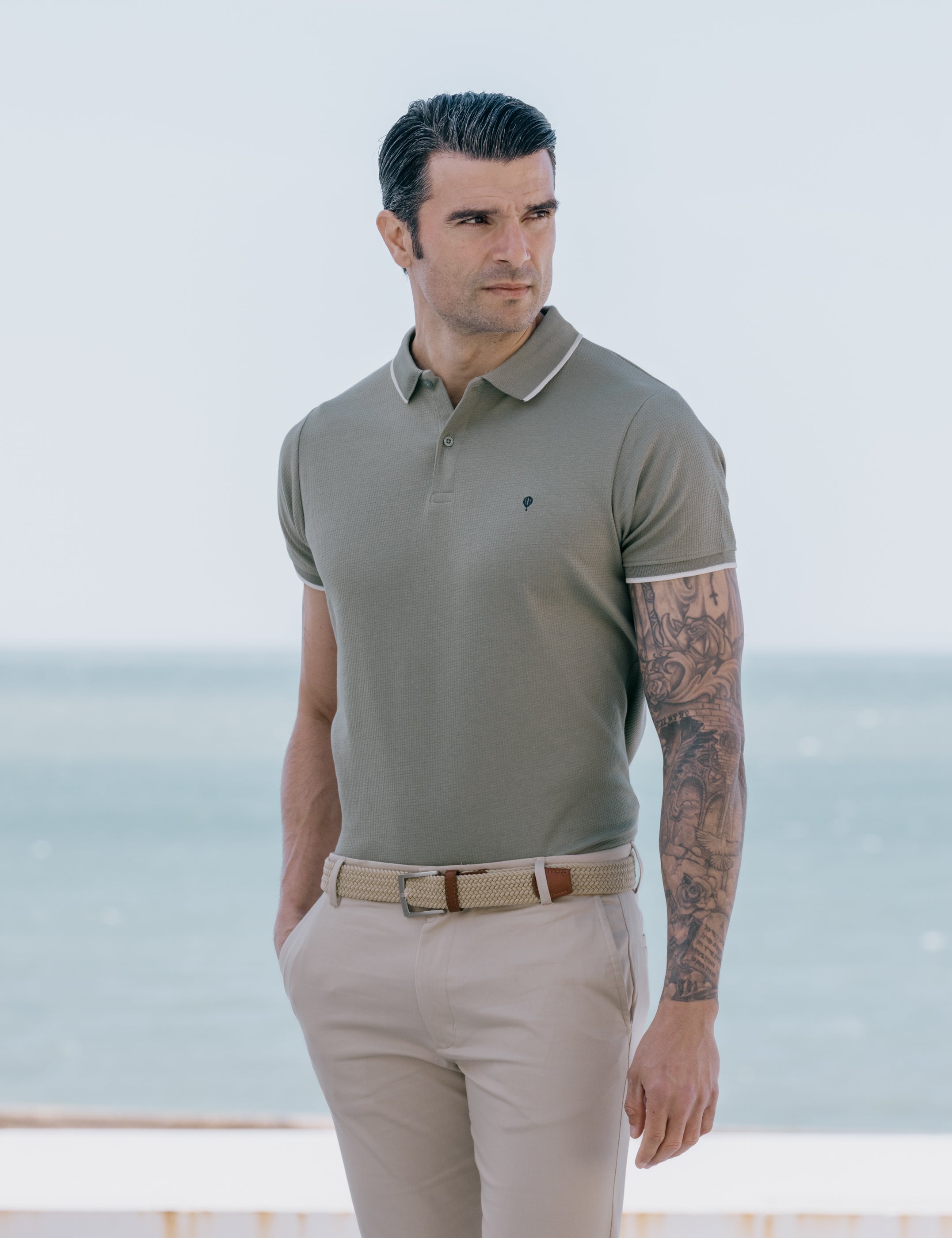 POLO ESTRUCTURA VERDE LÍNEA CONTRASTE