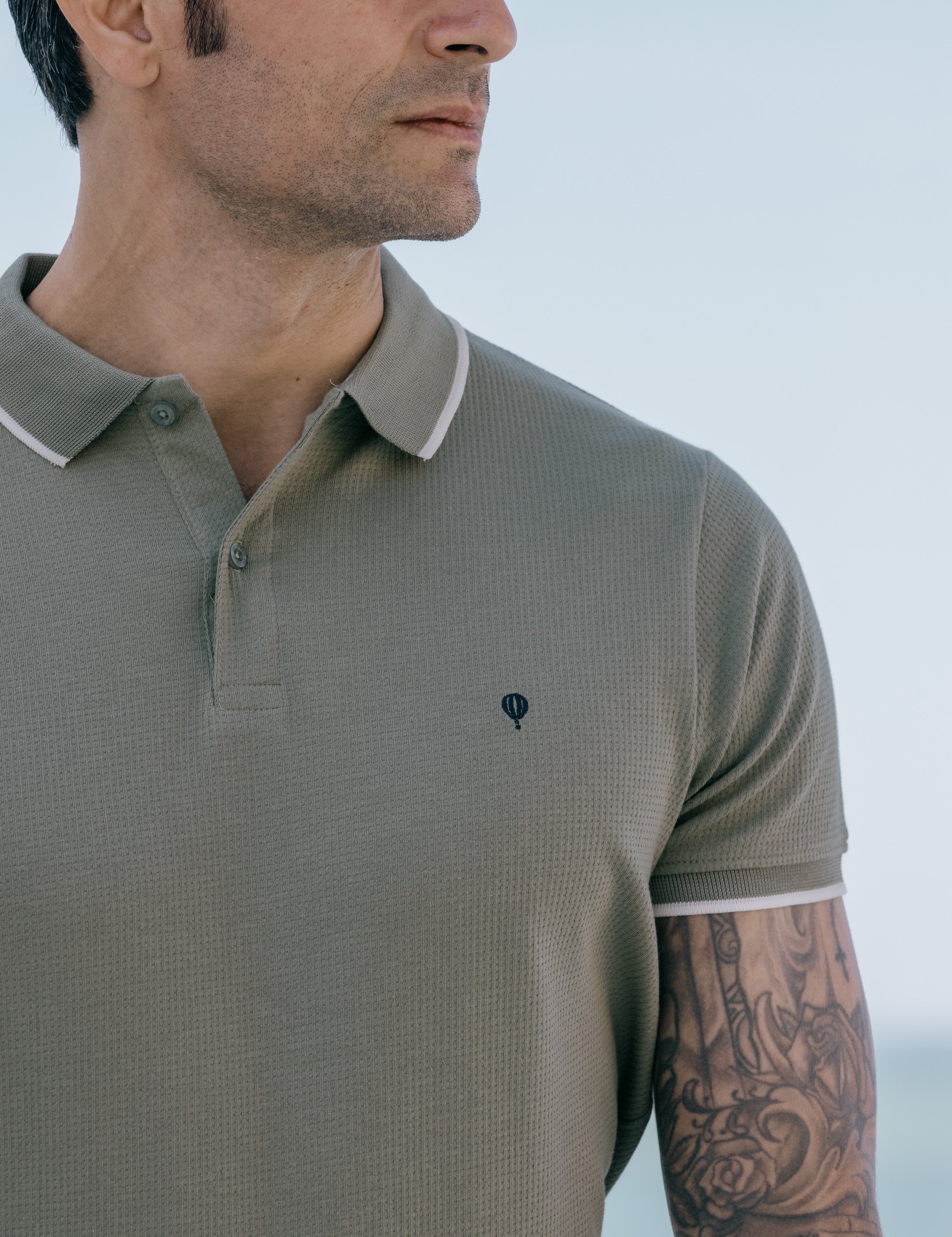 POLO ESTRUCTURA VERDE LÍNEA CONTRASTE
