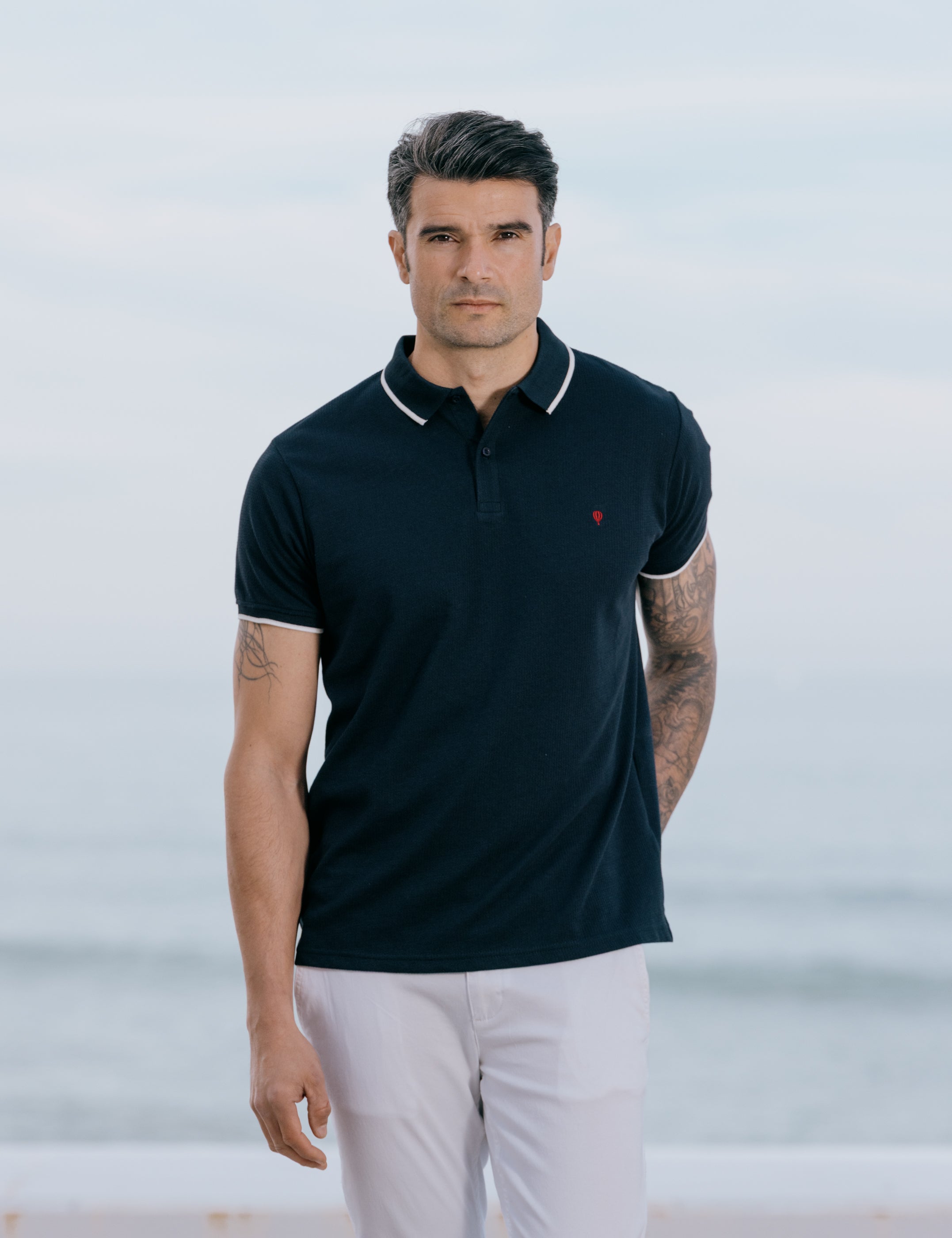 POLO ESTRUCTURA AZUL LÍNEA CONTRASTE
