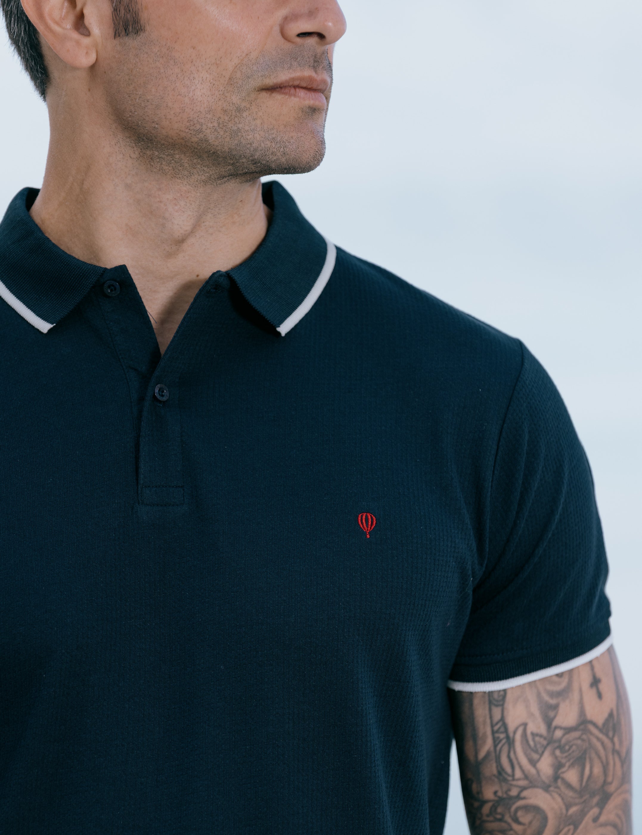 POLO ESTRUCTURA AZUL LÍNEA CONTRASTE