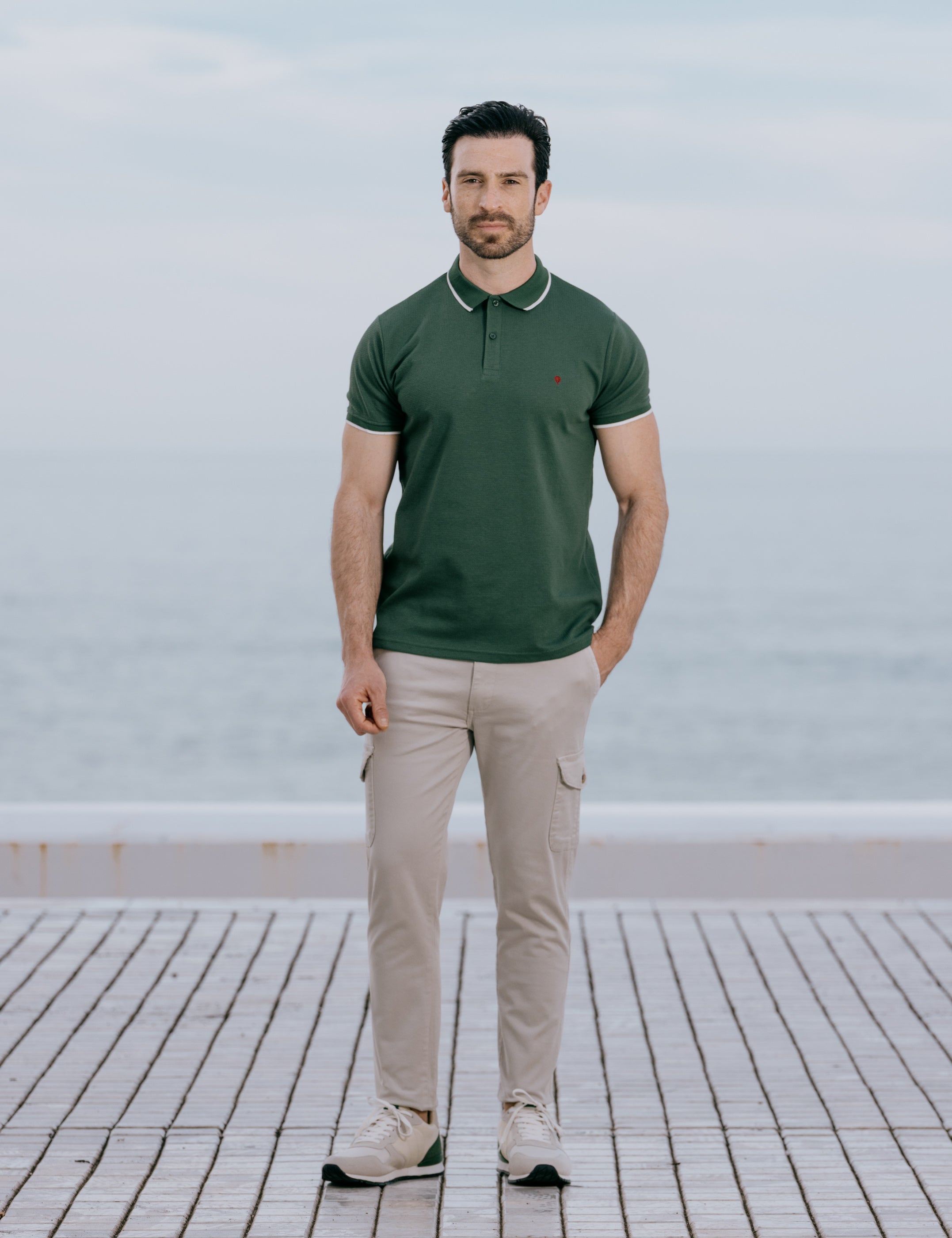 POLO ESTRUCTURA VERDE LÍNEA CONTRASTE