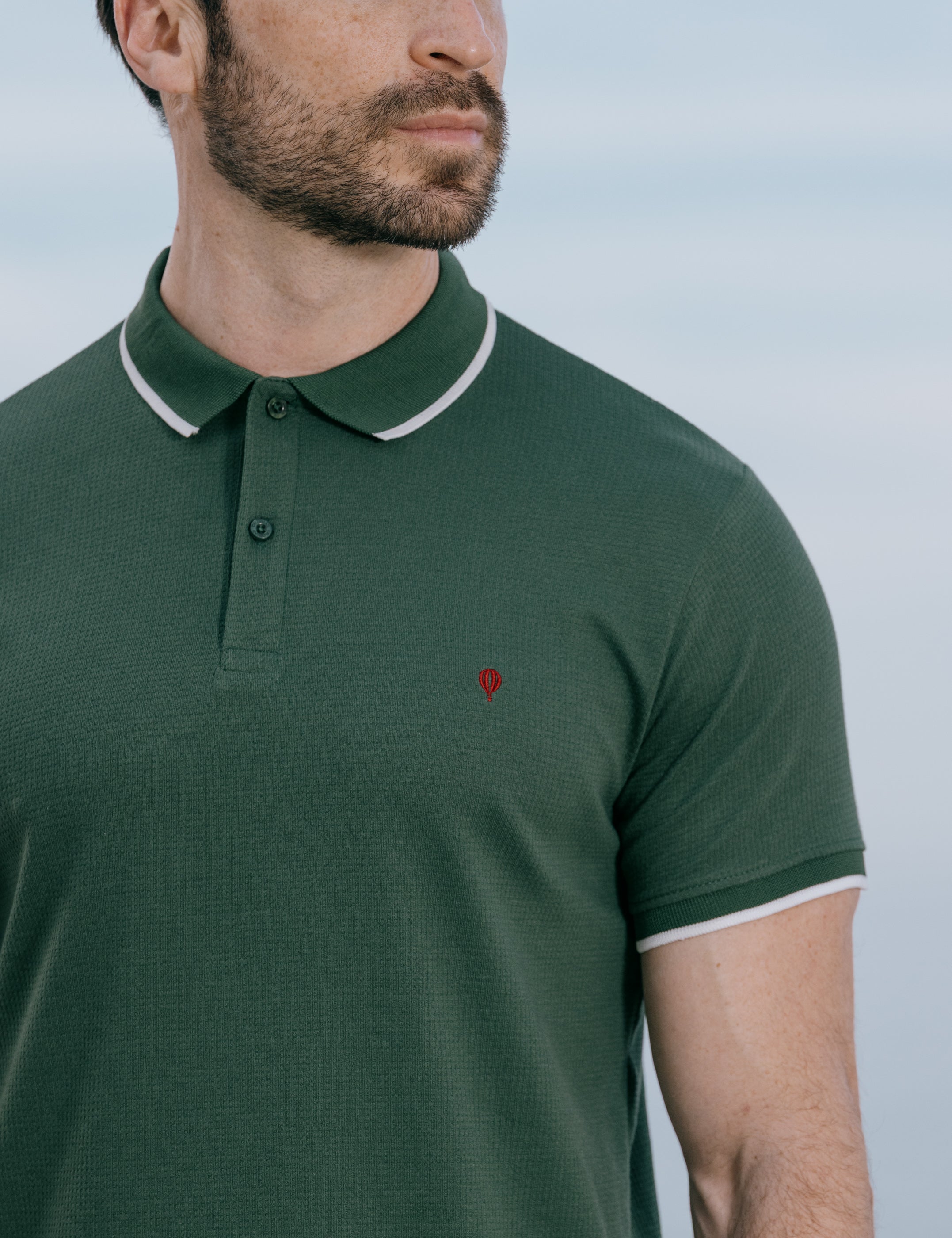 POLO ESTRUCTURA VERDE LÍNEA CONTRASTE