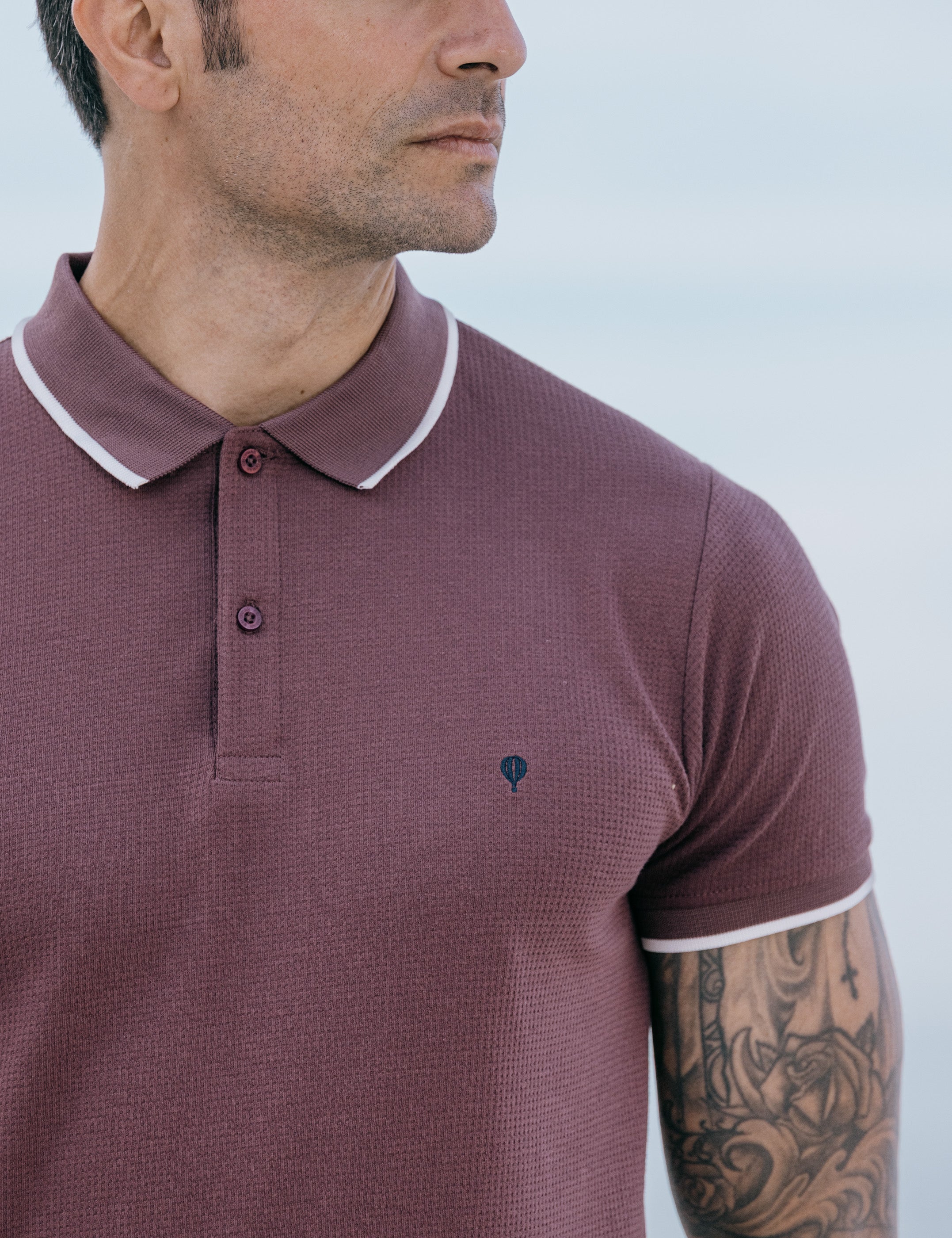 POLO ESTRUCTURA ROJO LÍNEA CONTRASTE