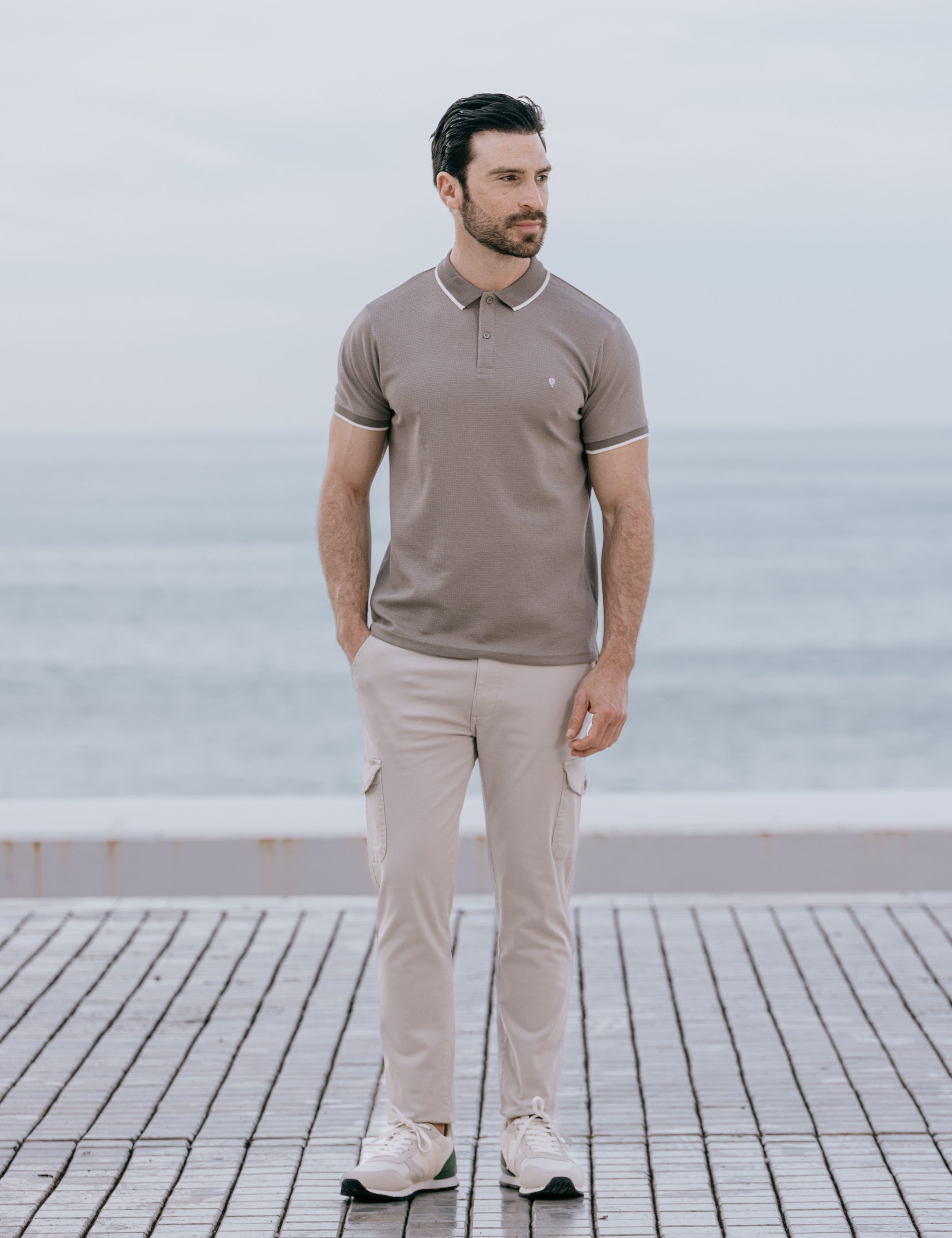 POLO ESTRUCTURA BEIGE LÍNEA CONTRASTE