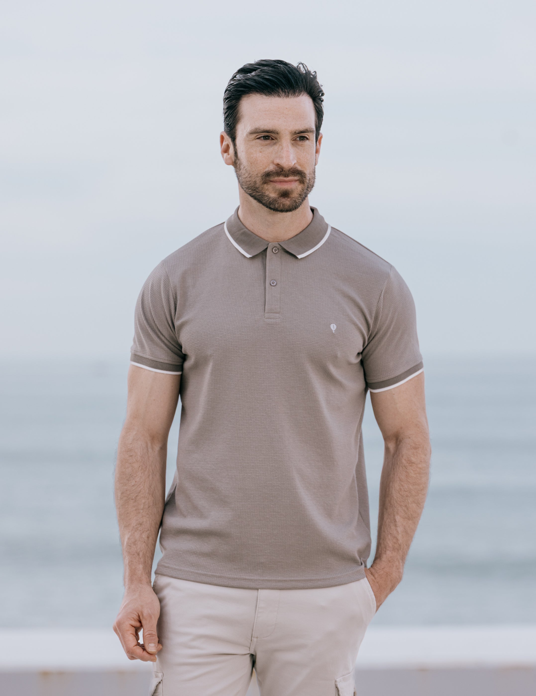 POLO ESTRUCTURA BEIGE LÍNEA CONTRASTE