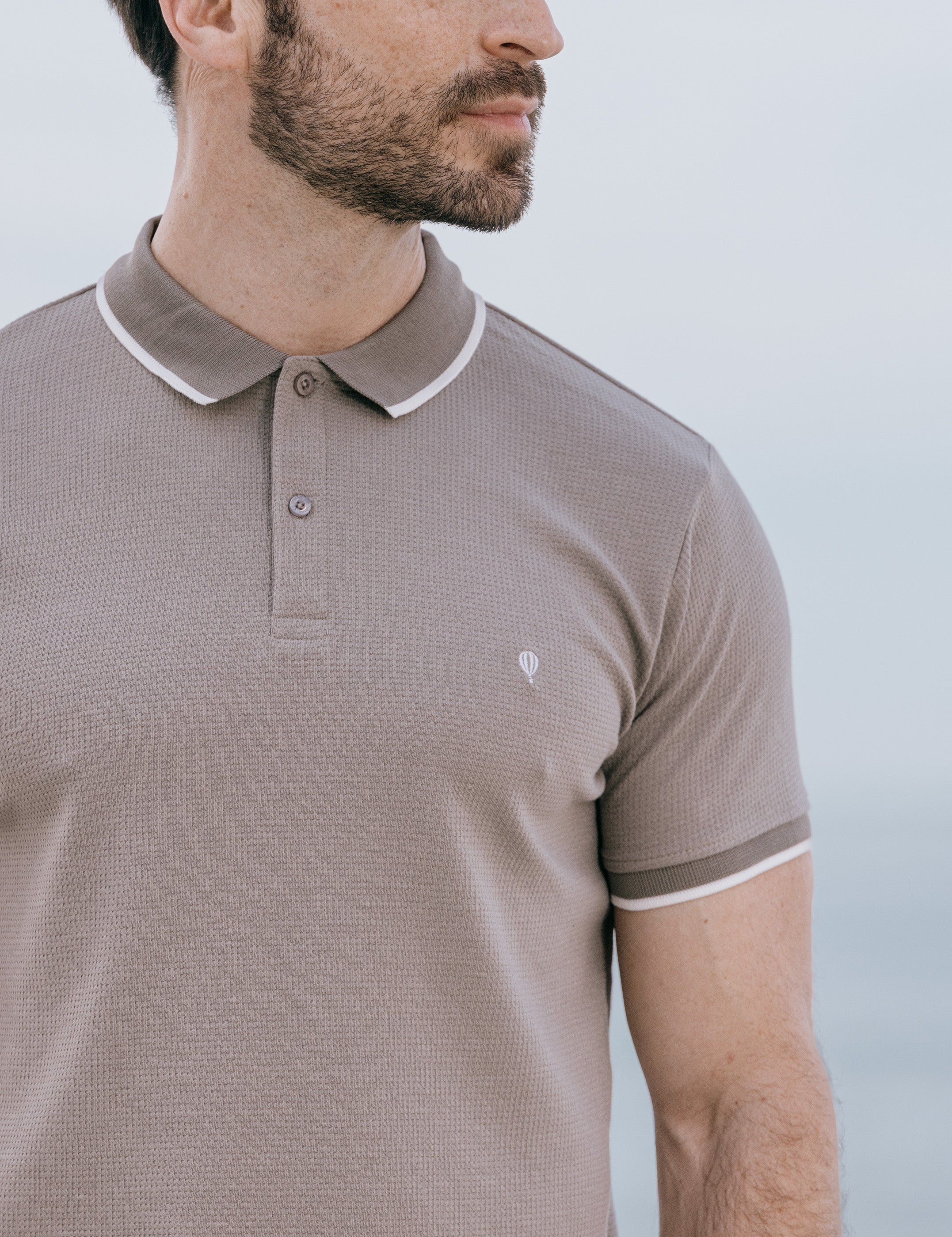 POLO ESTRUCTURA BEIGE LÍNEA CONTRASTE