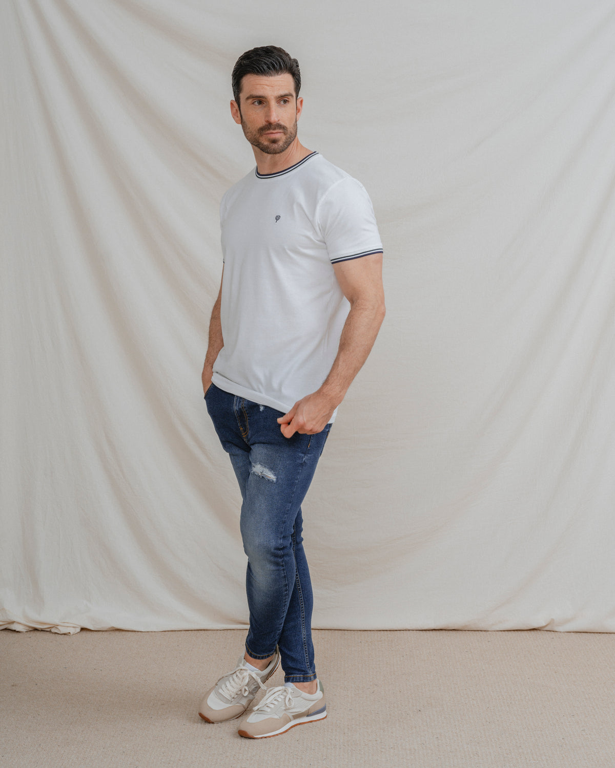 T-SHIRT BRANCA BÁSICA CANELADA