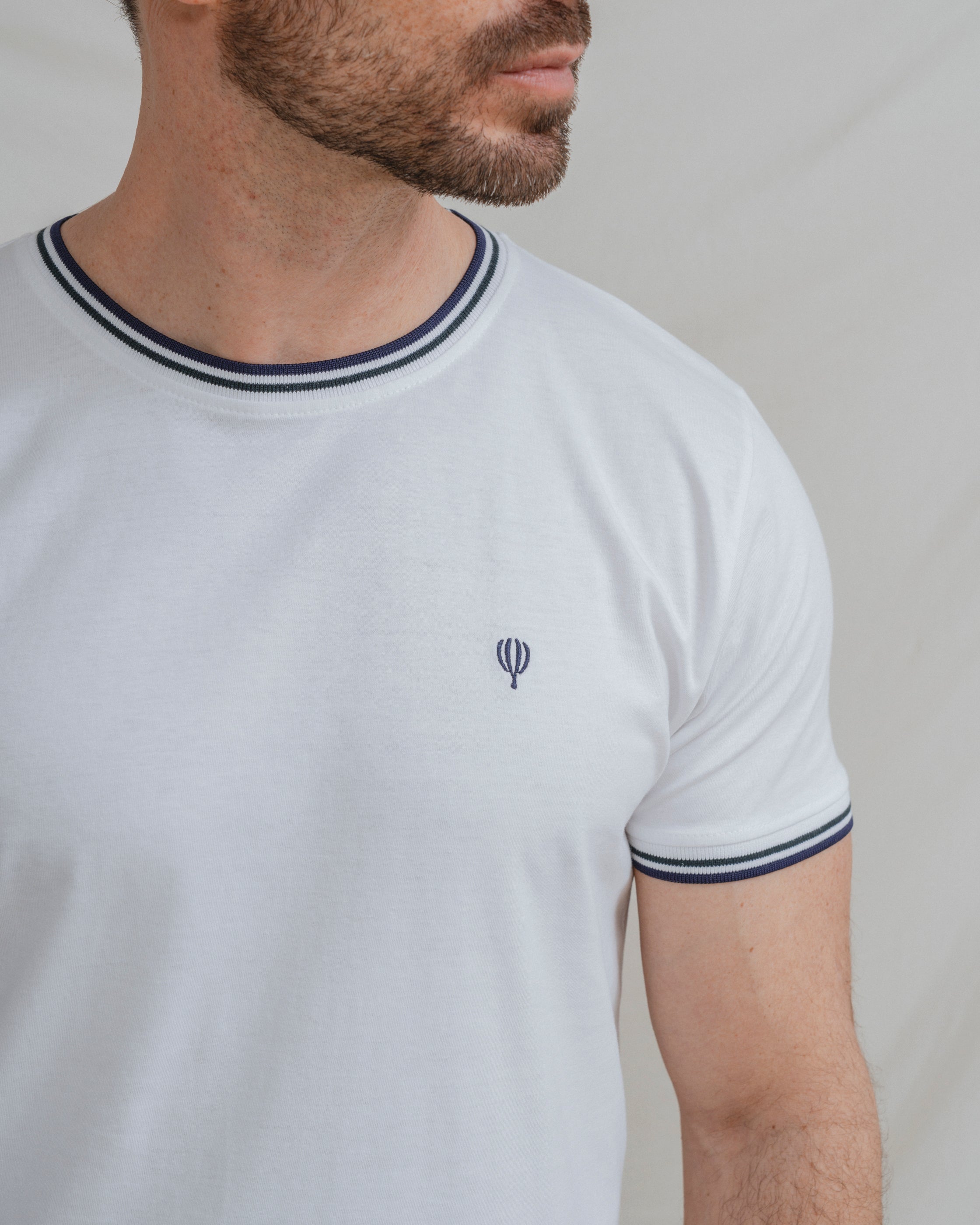 CAMISETA BLANCA BÁSICA RIBETE