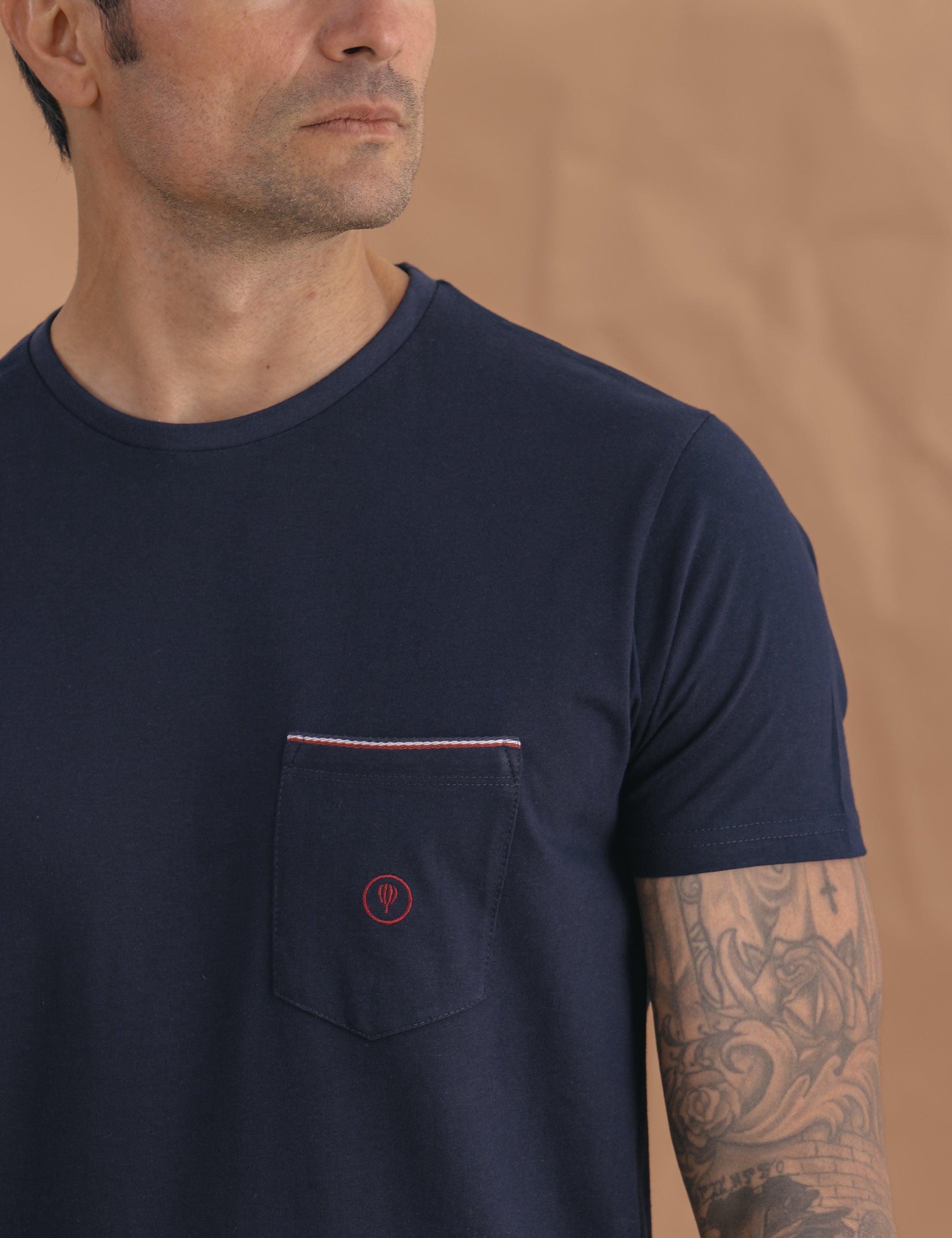 CAMISETA RIBETE BOLSILLO MARINA