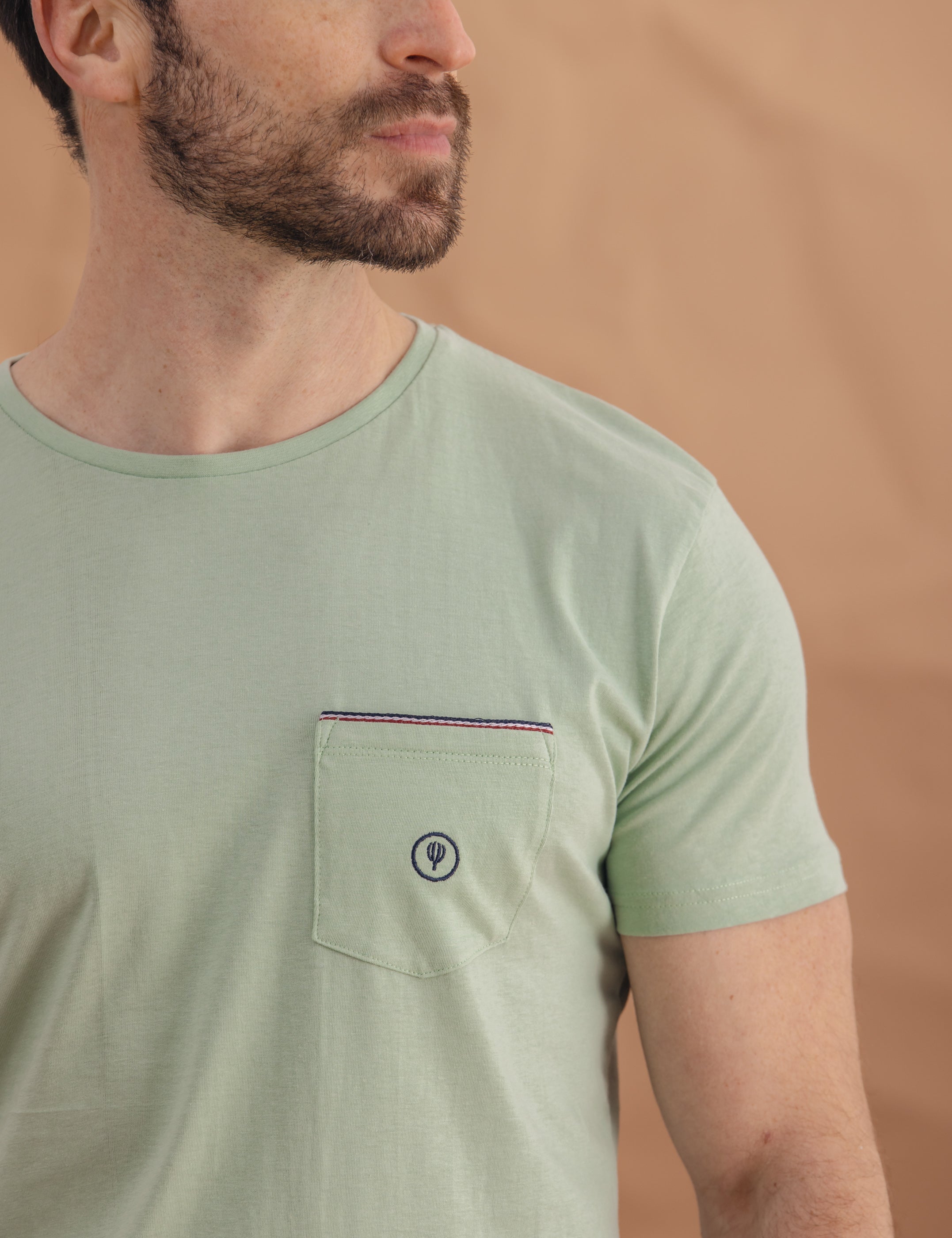 CAMISETA RIBETE BOLSILLO VERDE