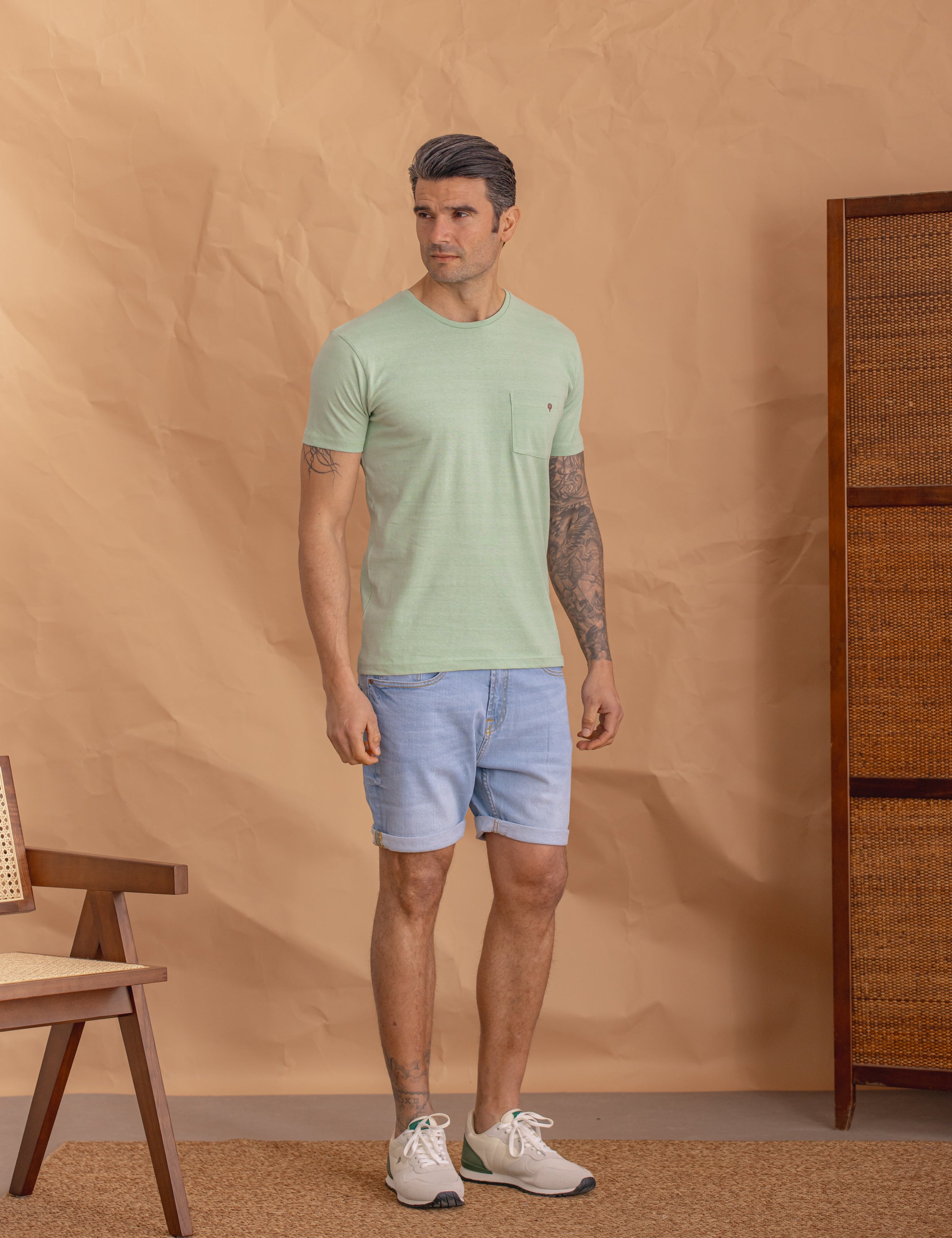 CAMISETA BÁSICA BOLSILLO VERDE