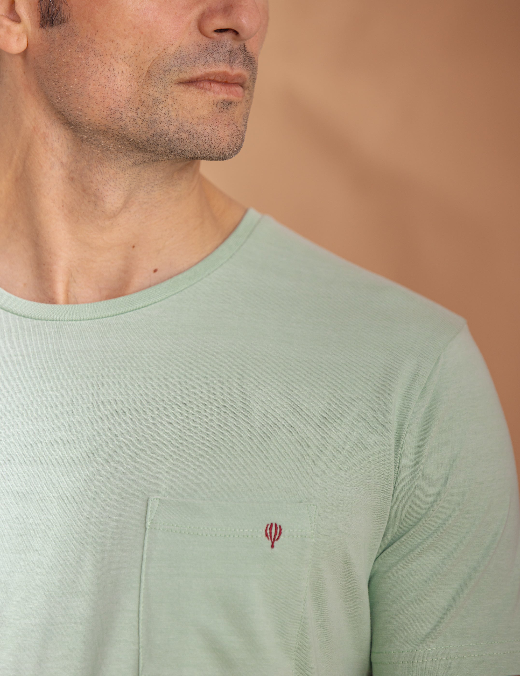 CAMISETA BÁSICA BOLSILLO VERDE