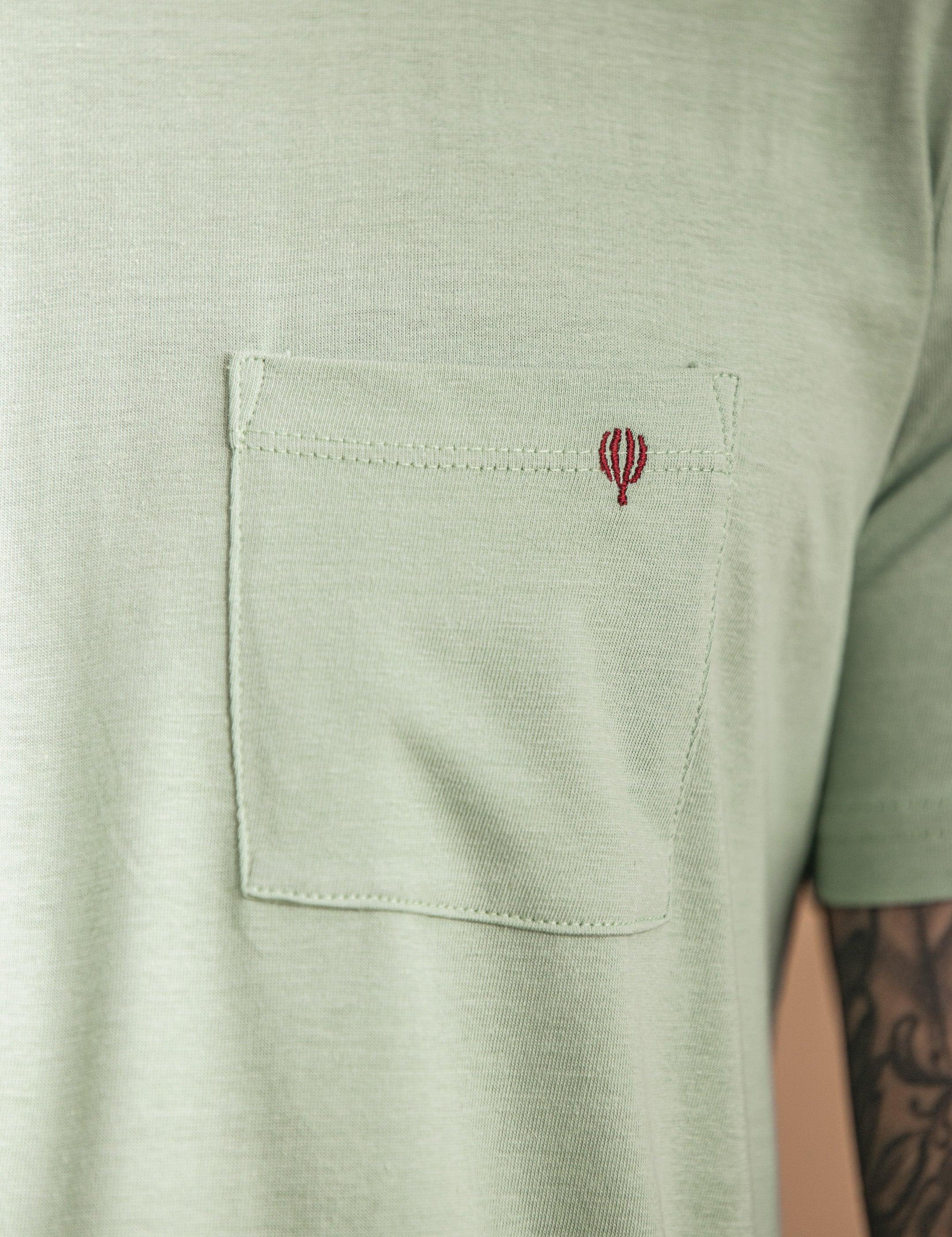 CAMISETA BÁSICA BOLSILLO VERDE