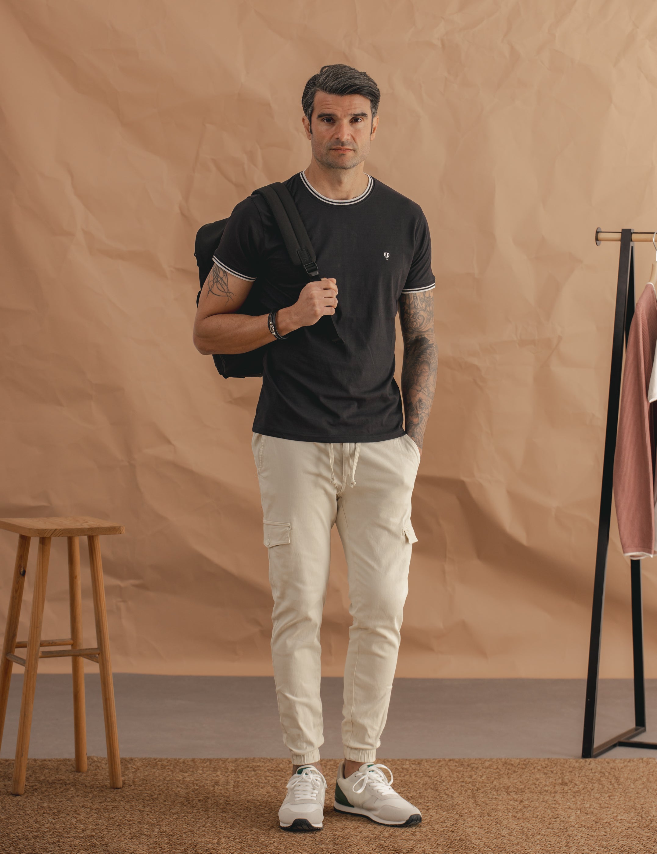 CAMISETA NEGRA BÁSICA RIBETE