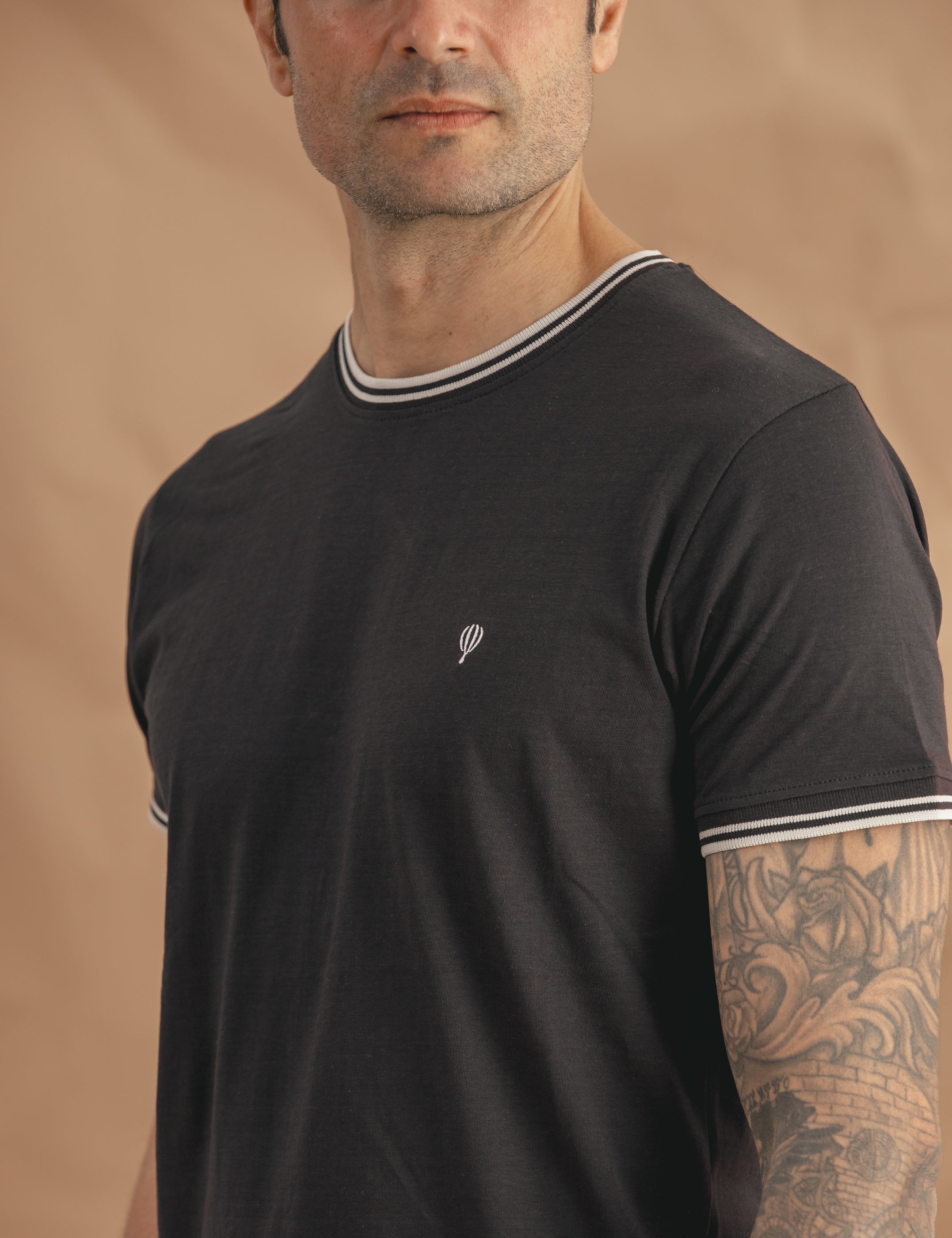 CAMISETA NEGRA BÁSICA RIBETE