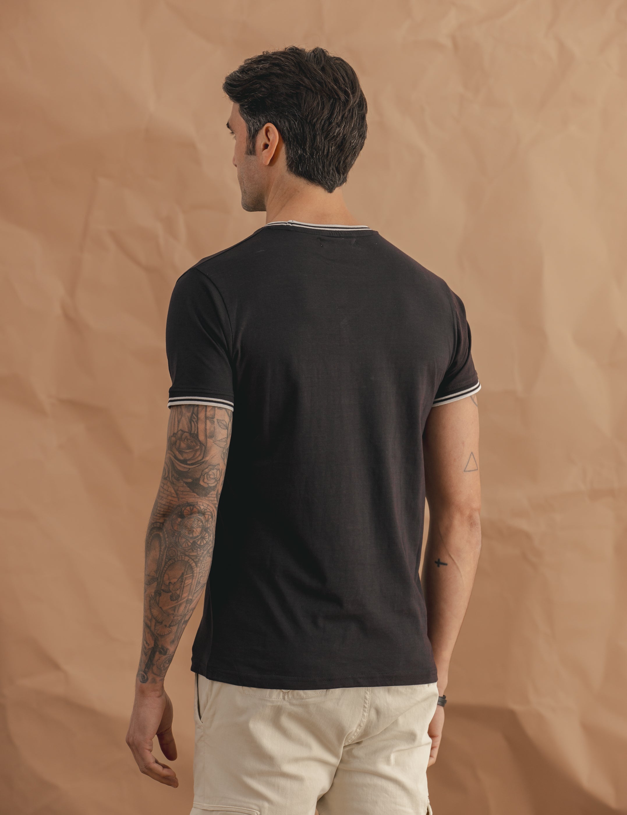 CAMISETA NEGRA BÁSICA RIBETE
