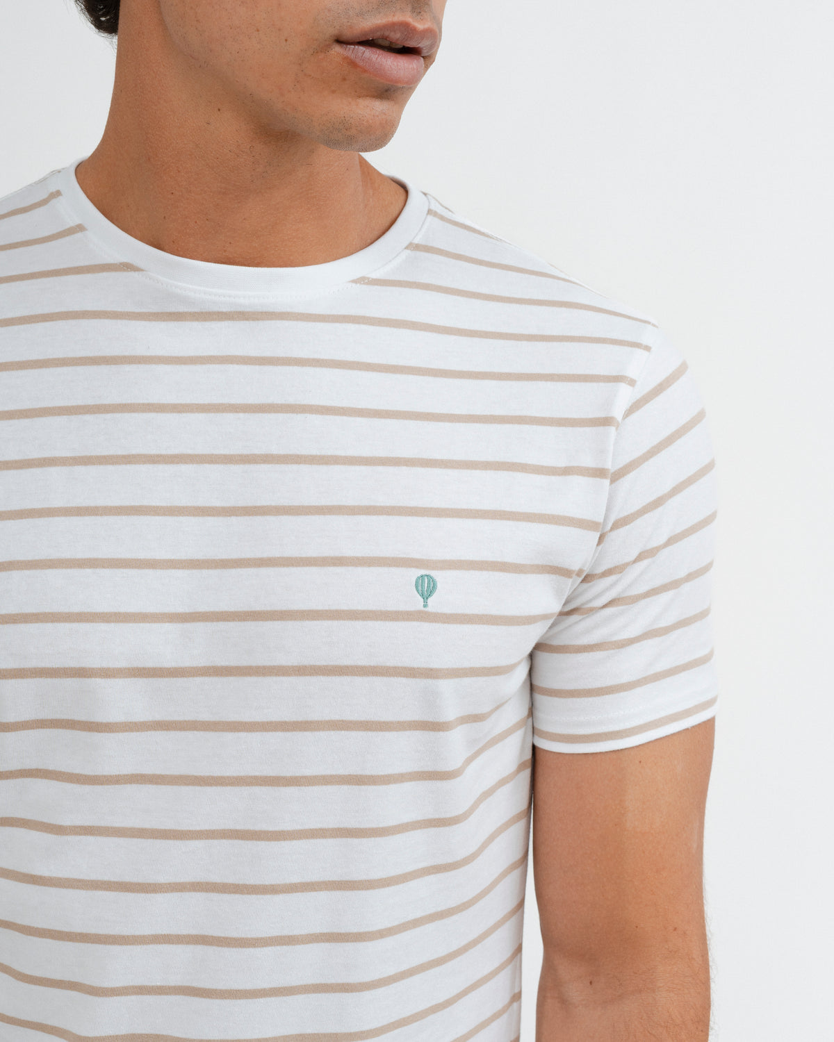 T-SHIRT RISCAS TECIDA BEGE