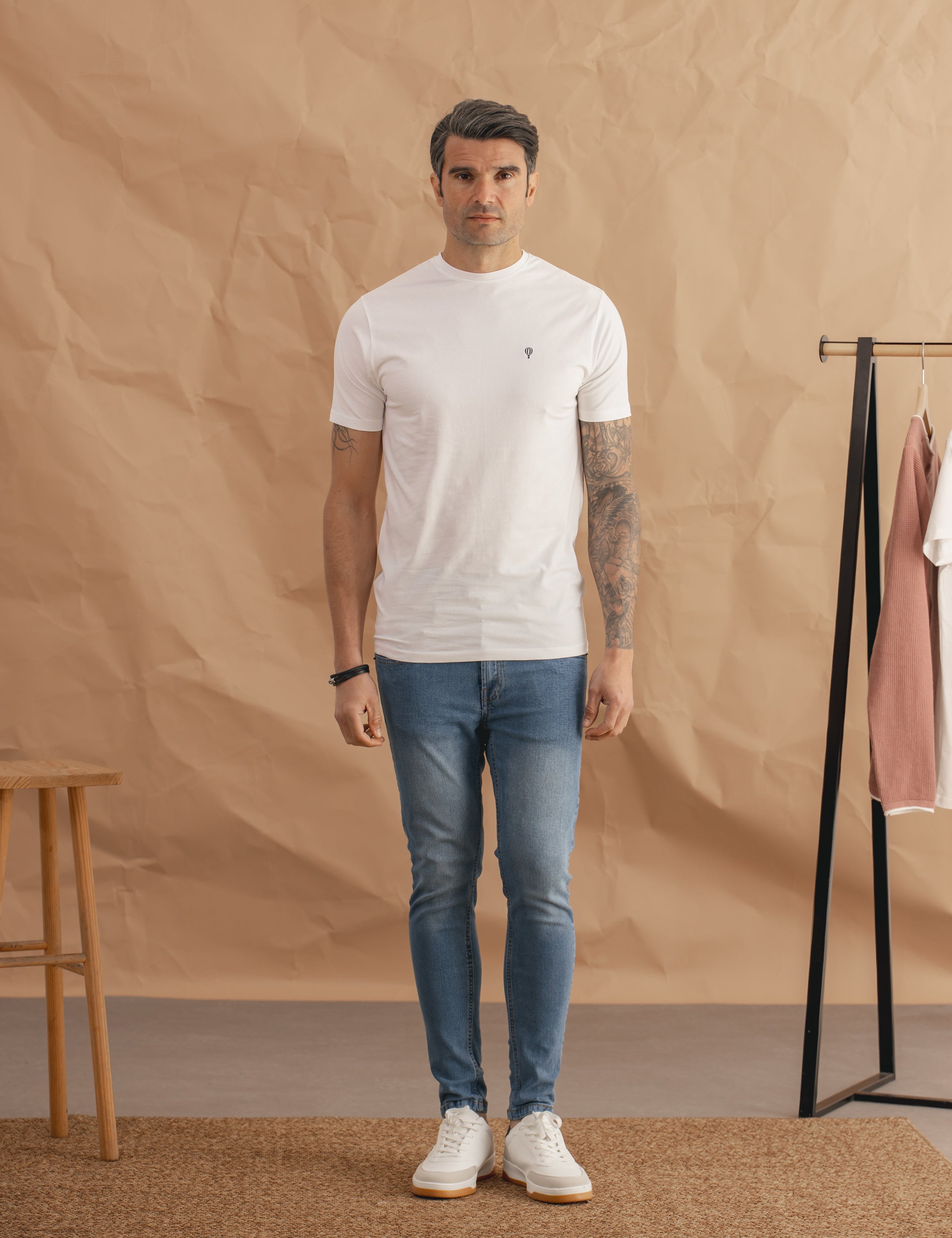 CAMISETA BASICA LICRA BLANCA LOGO