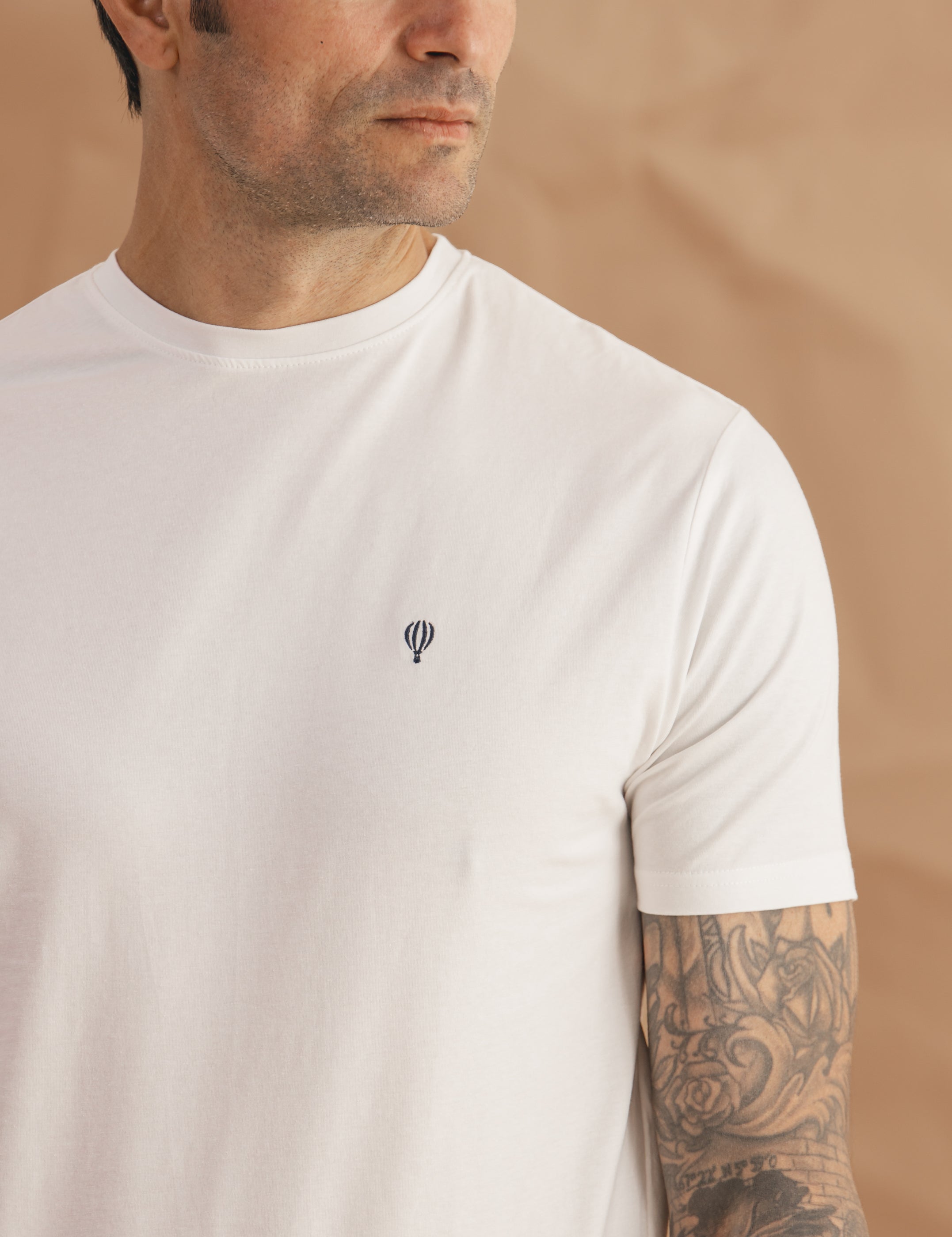 CAMISETA BASICA LICRA BLANCA LOGO