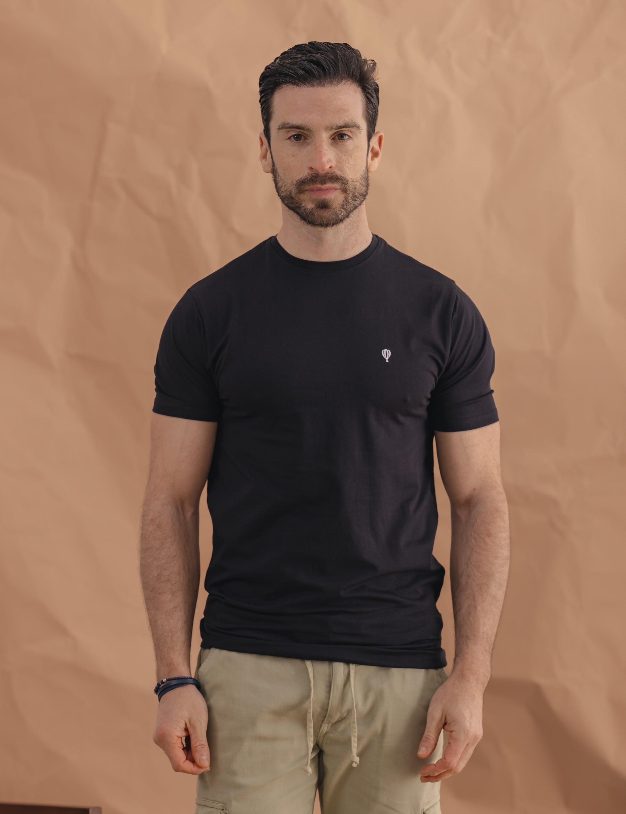 CAMISETA BASICA LICRA NEGRA LOGO
