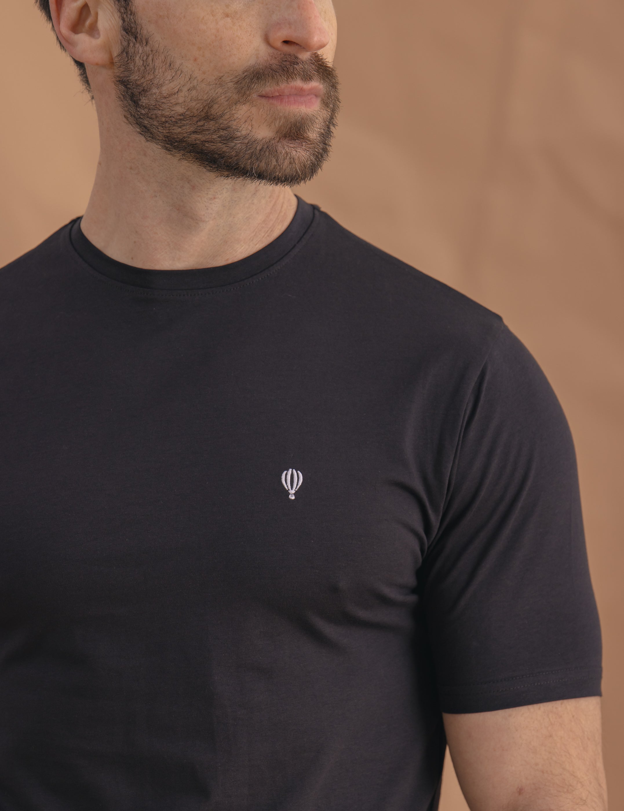 CAMISETA BASICA LICRA NEGRA LOGO