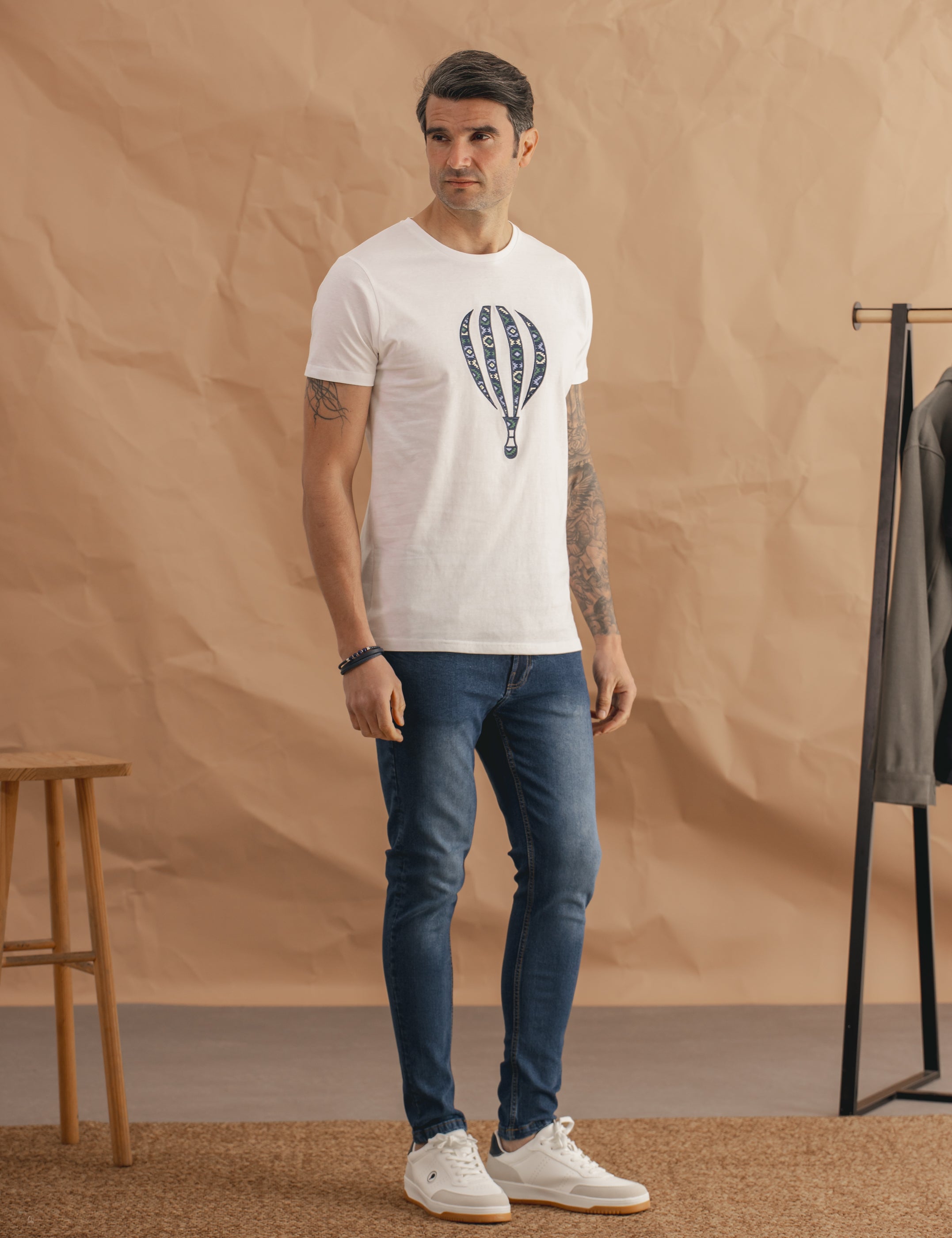 CAMISETA BÁSICA BLANCA BORDADO