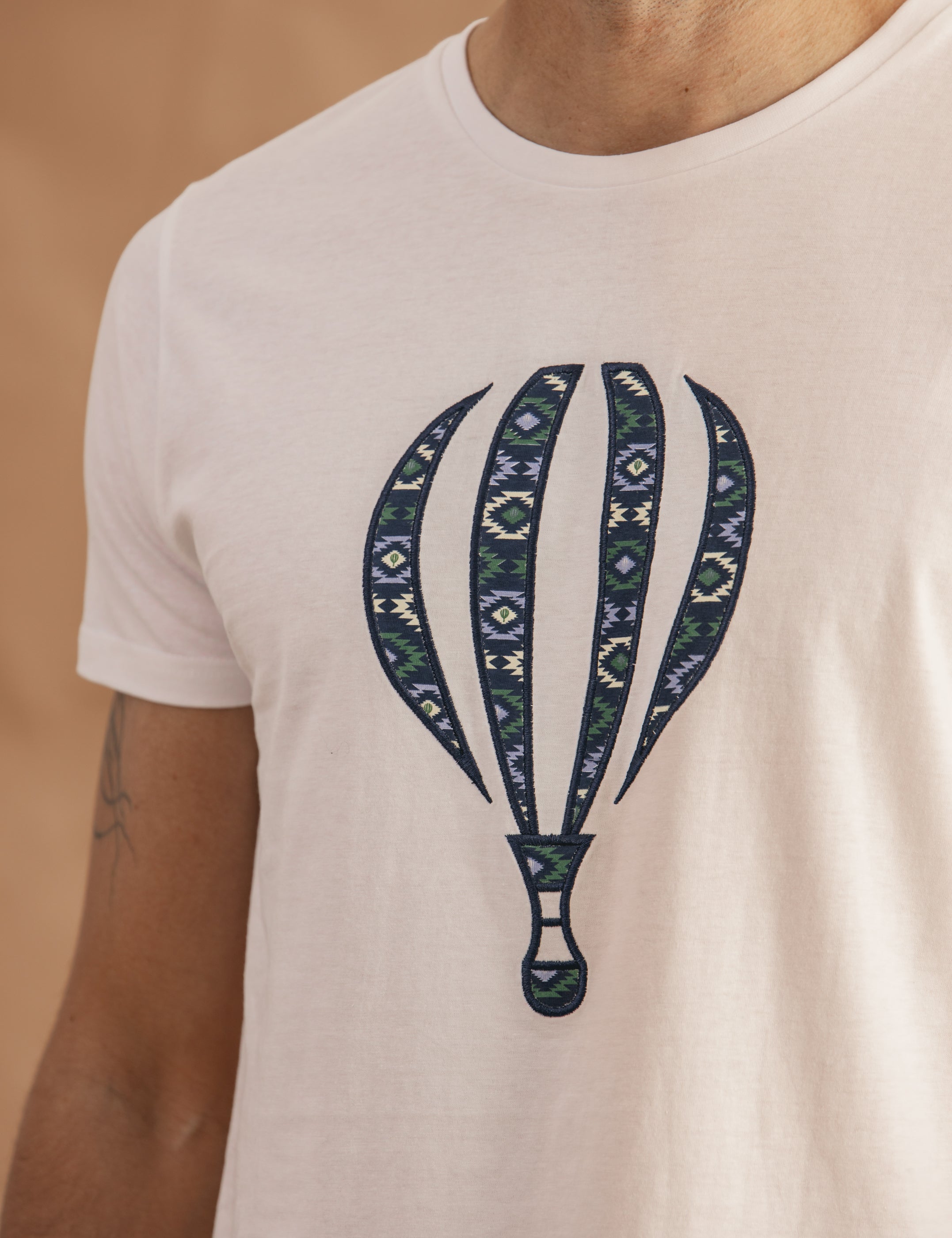 CAMISETA BÁSICA BLANCA BORDADO