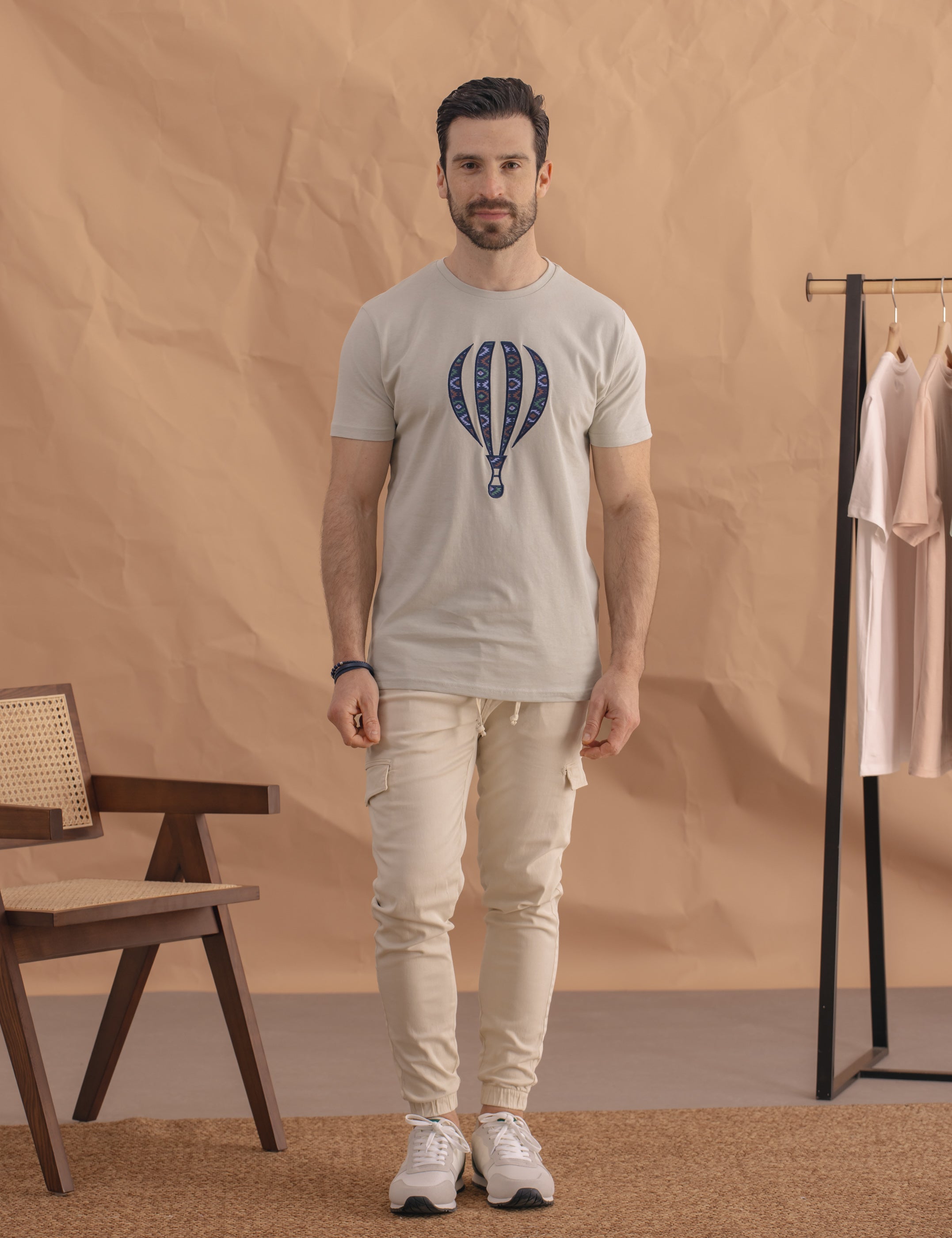 CAMISETA BÁSICA BORDADO