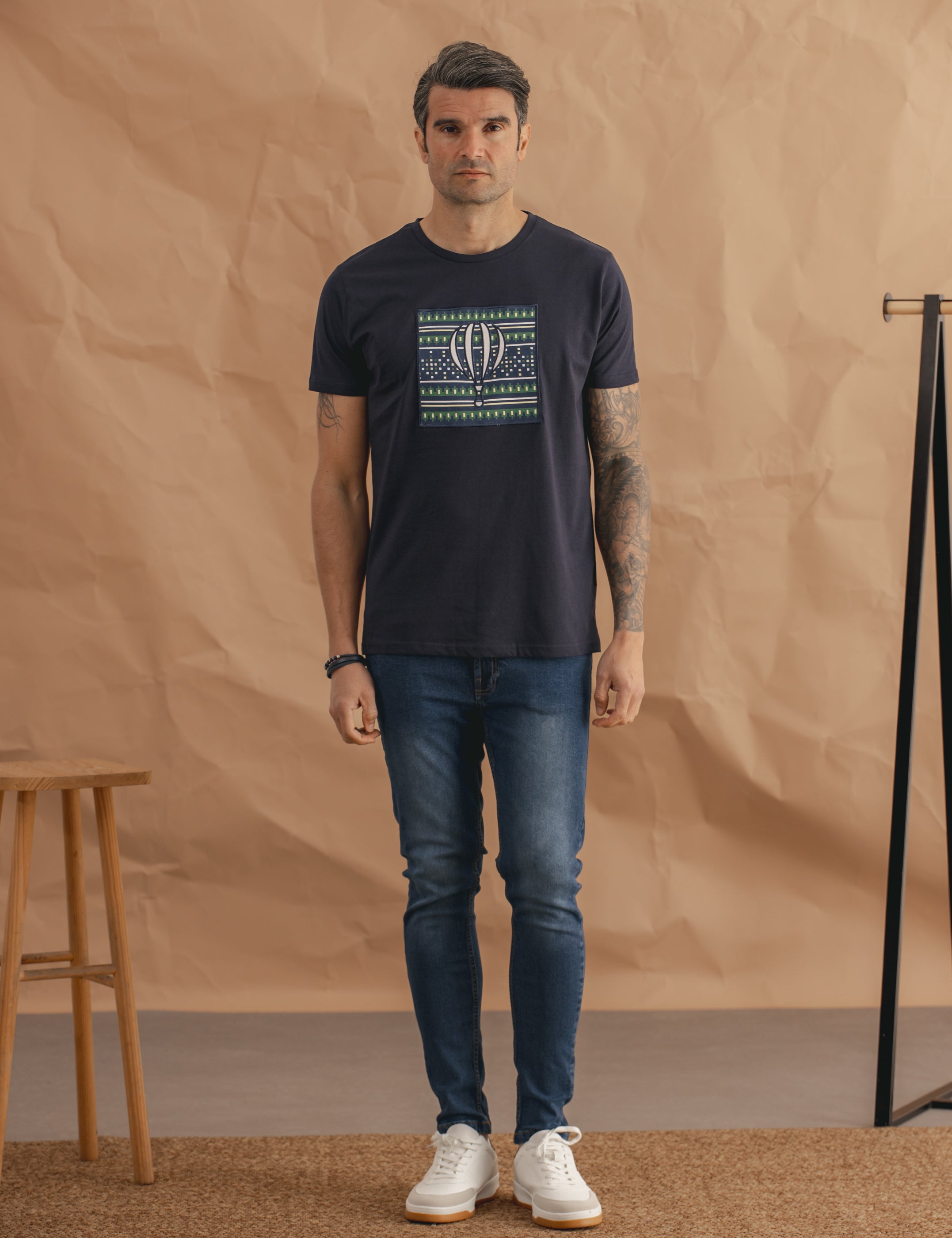 CAMISETA BÁSICA AZUL BORDADO