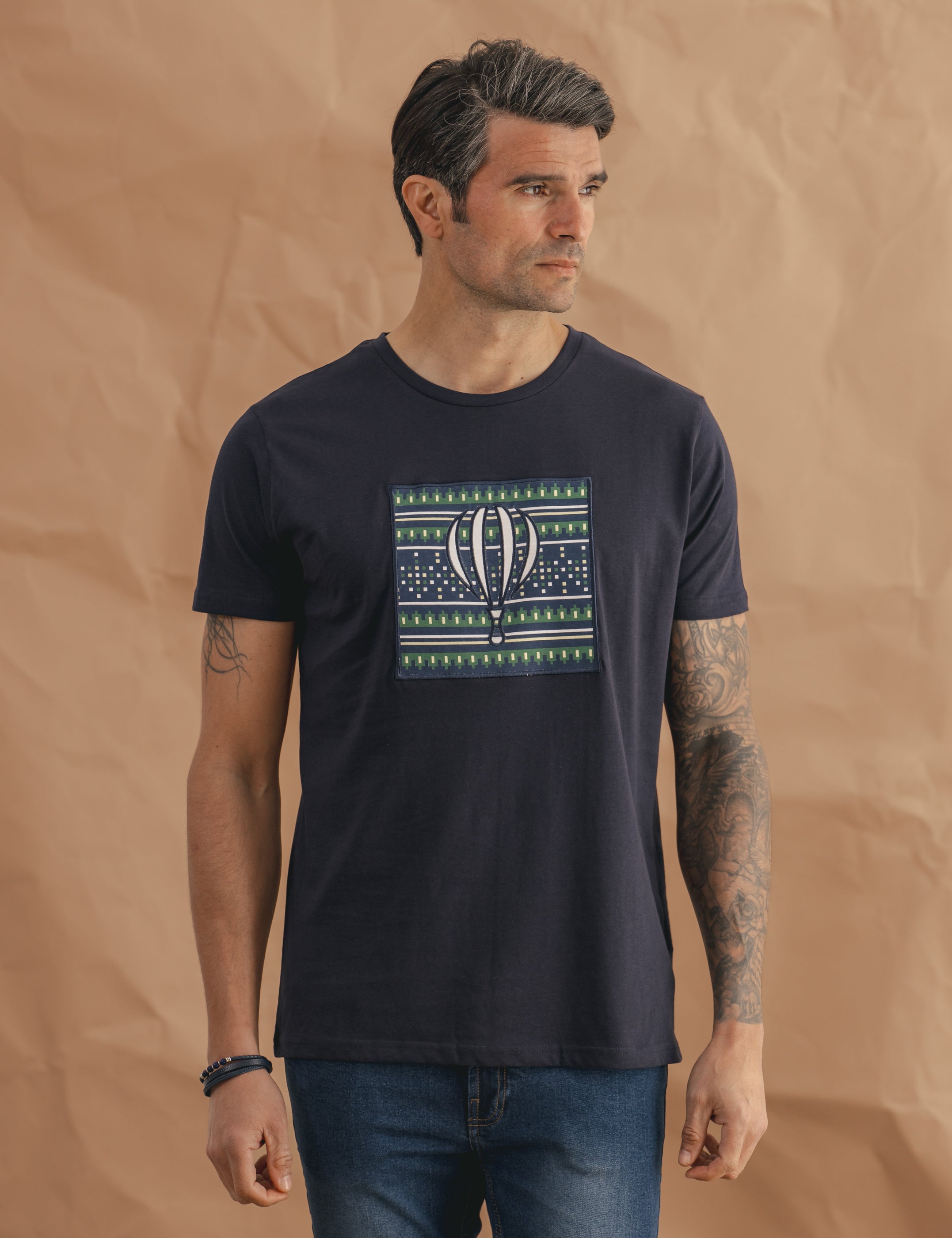 CAMISETA BÁSICA AZUL BORDADO