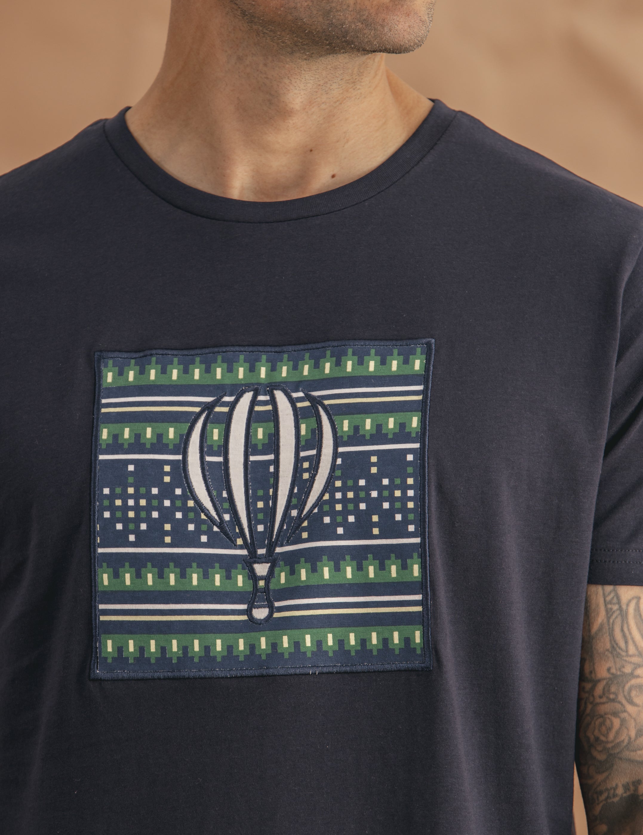 CAMISETA BÁSICA AZUL BORDADO