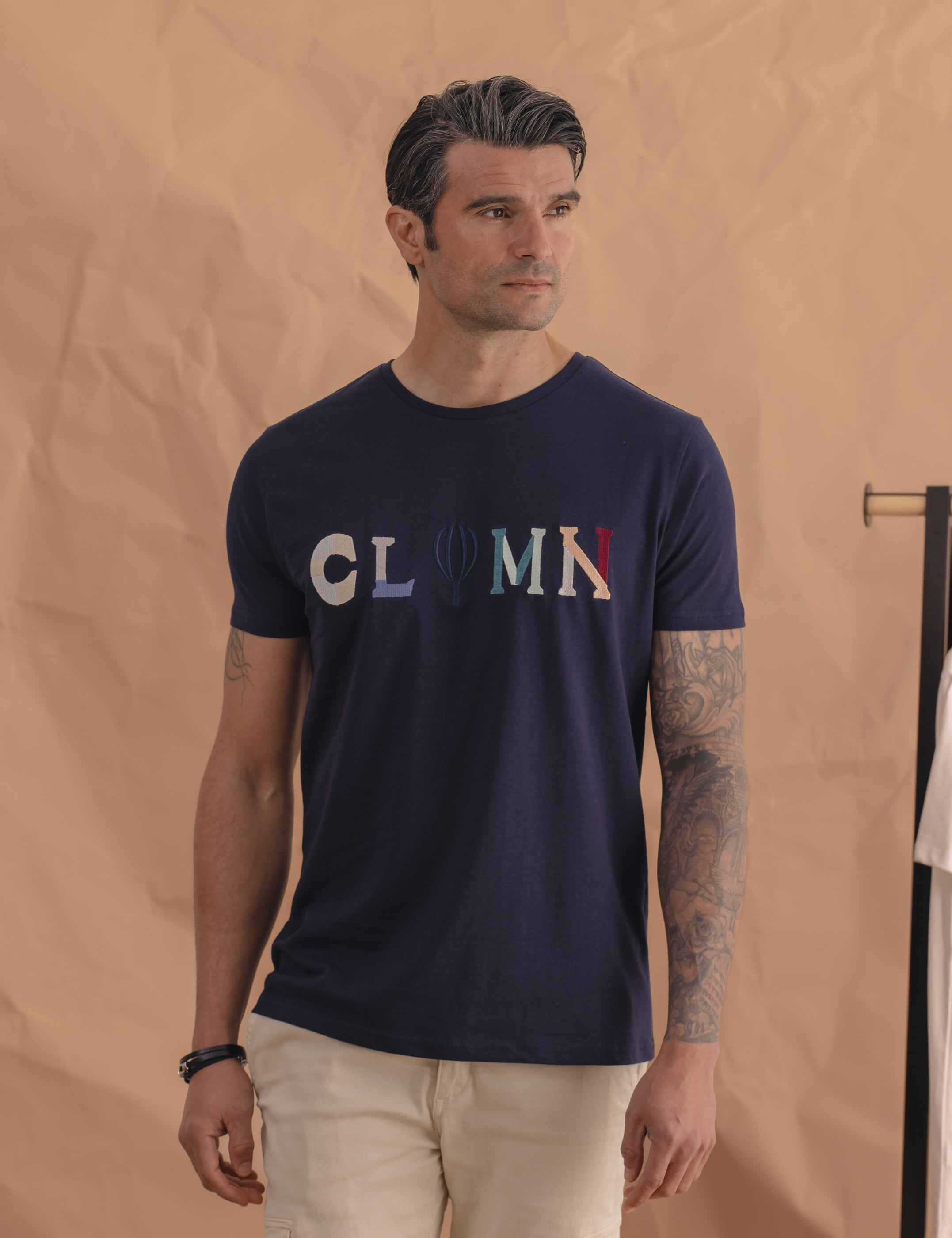 CAMISETA AZUL BORDADO