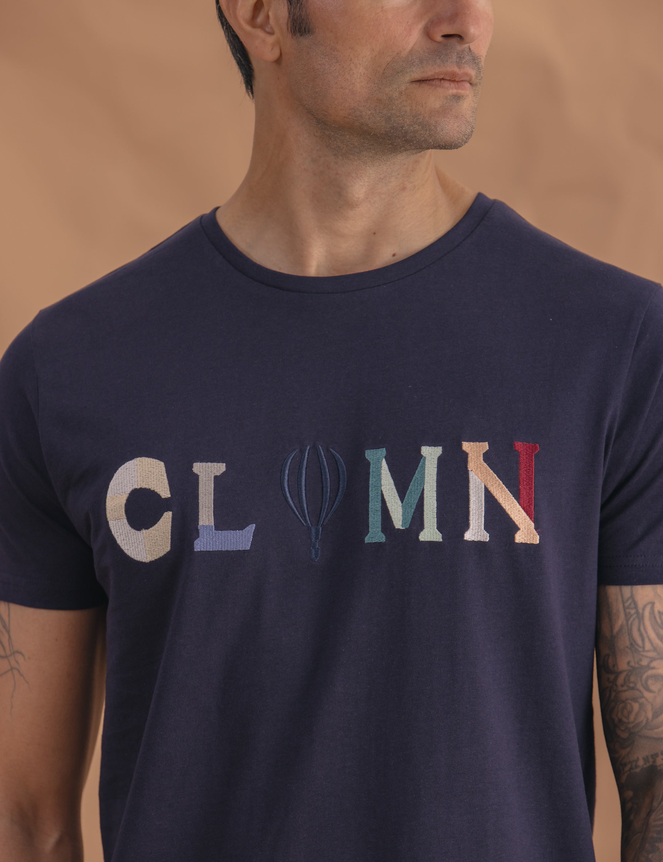 CAMISETA AZUL BORDADO