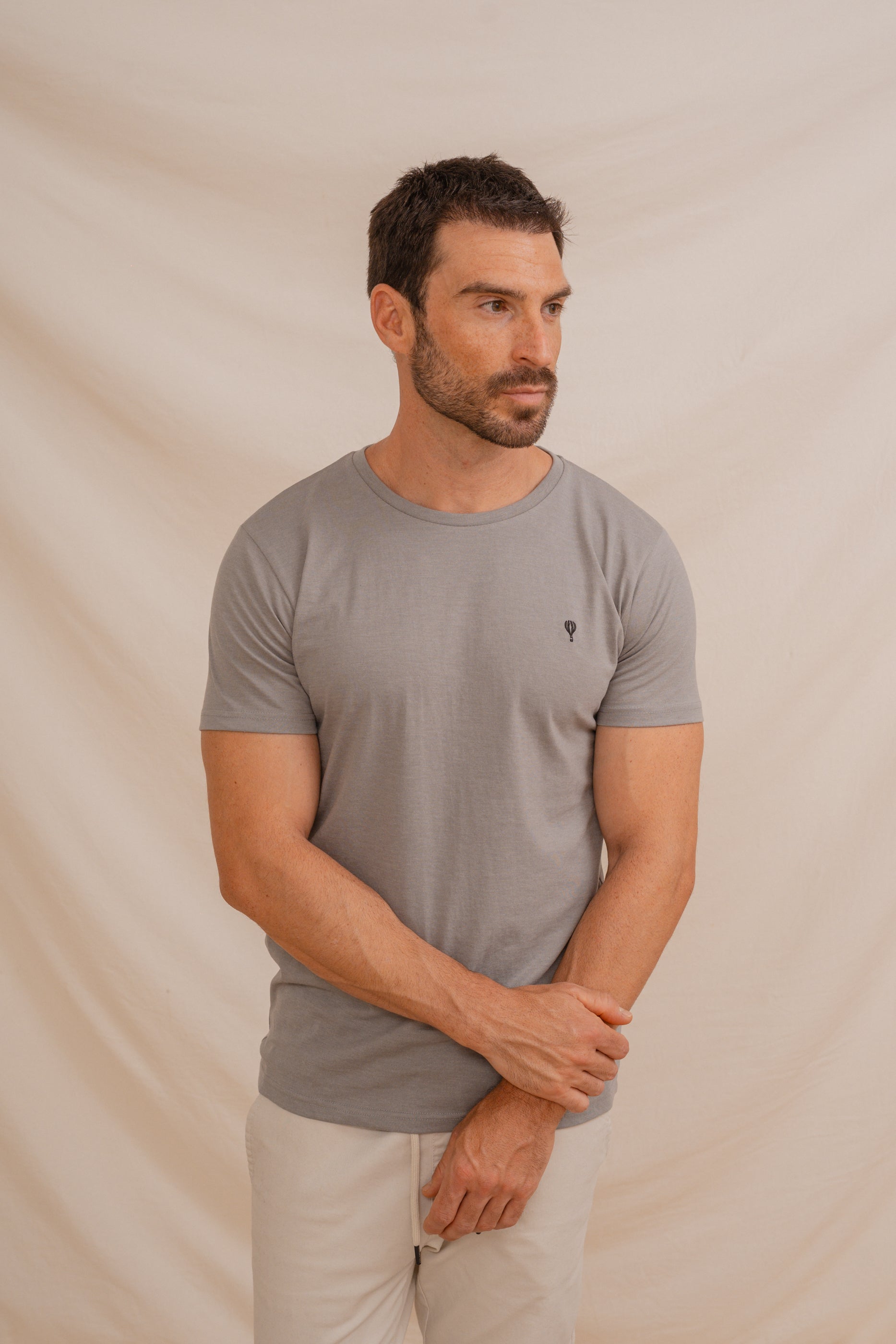 CAMISETA BÁSICA GRÍS
