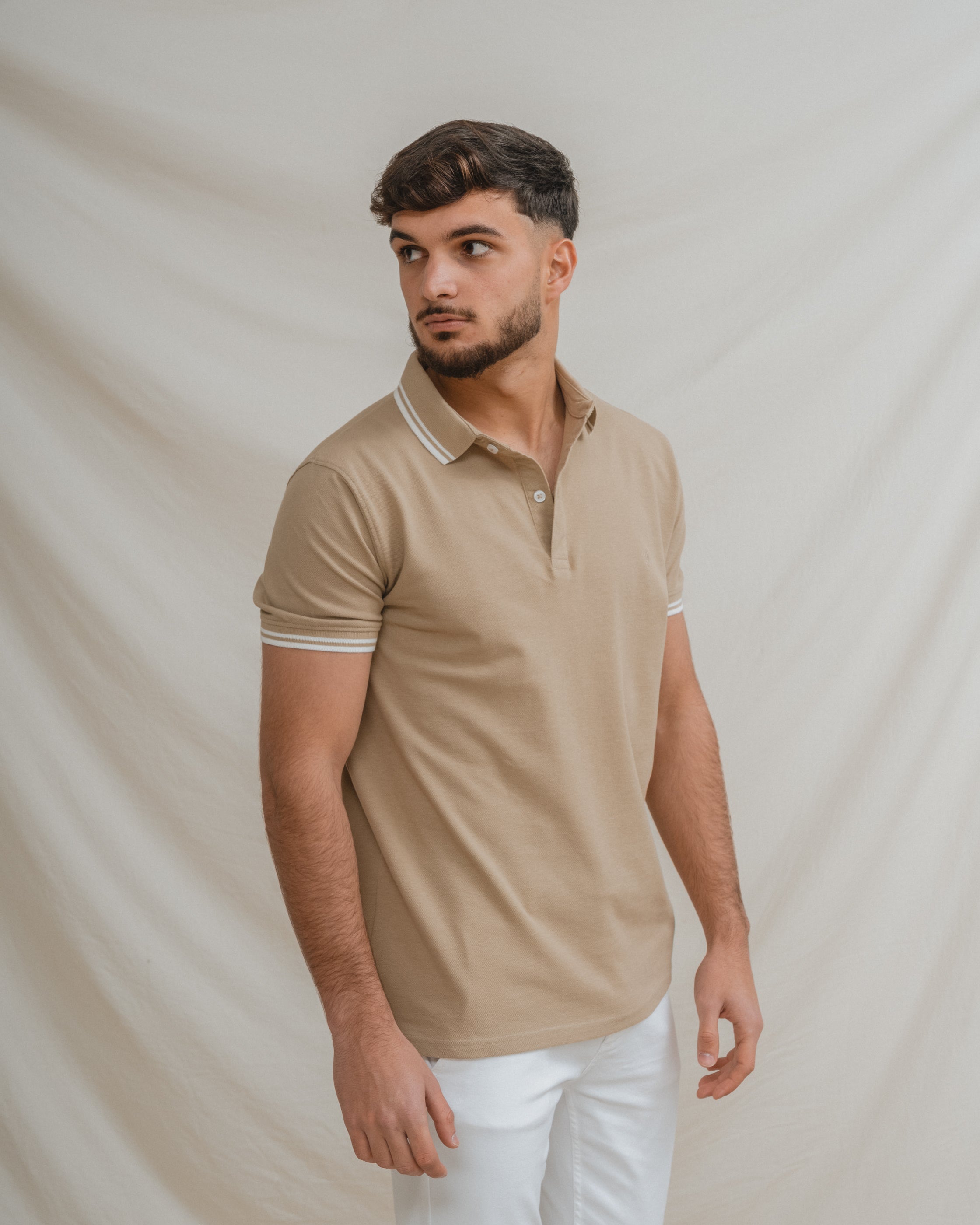 POLO BÁSICO BEIGE PIQUÉ LÍNEA