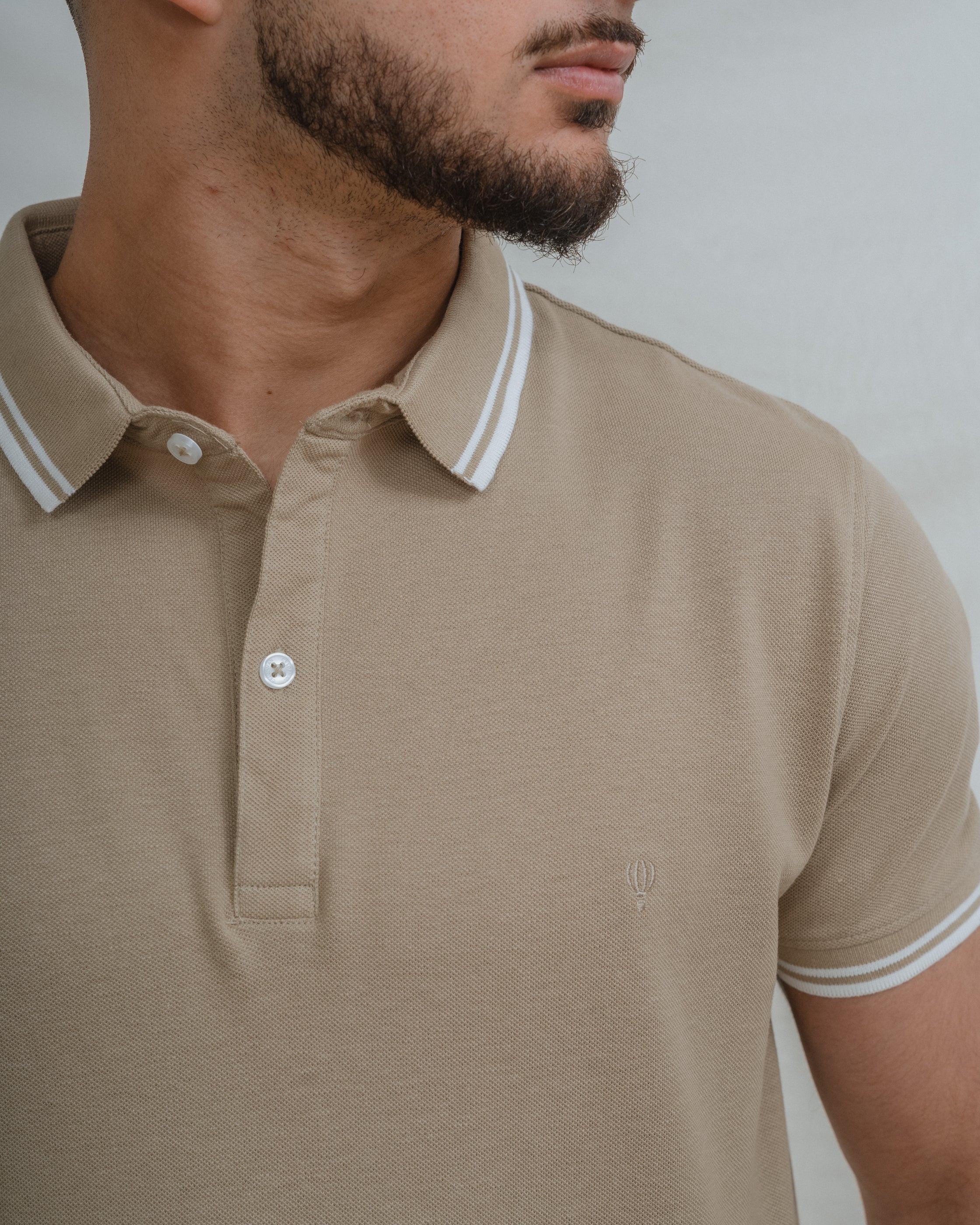 POLO BÁSICO BEIGE PIQUÉ LÍNEA