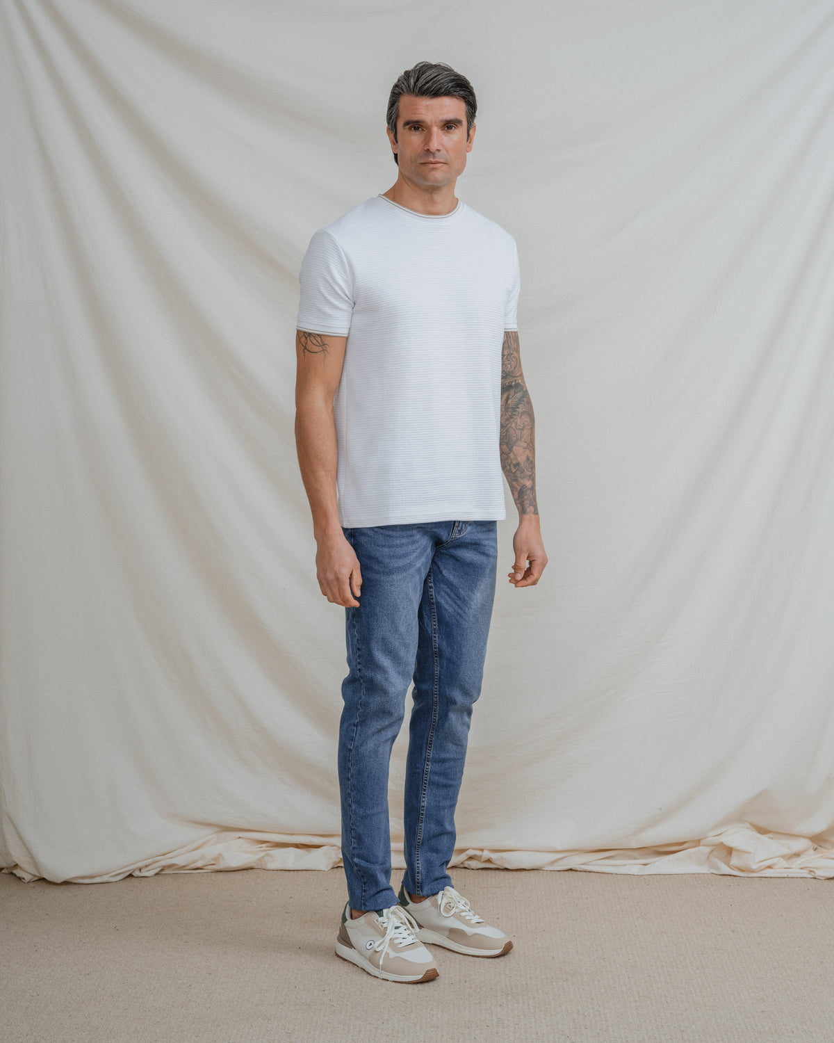 T-SHIRT DE LINHA DE ESTRUTURA CONTRASTANTE