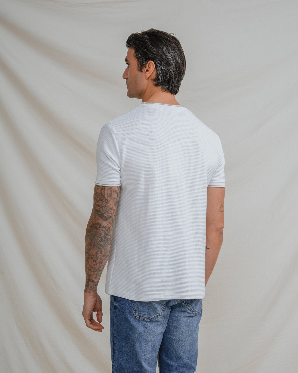 T-SHIRT DE LINHA DE ESTRUTURA CONTRASTANTE