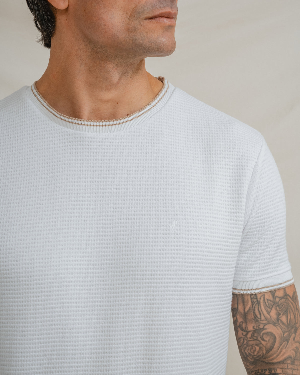 T-SHIRT DE LINHA DE ESTRUTURA CONTRASTANTE